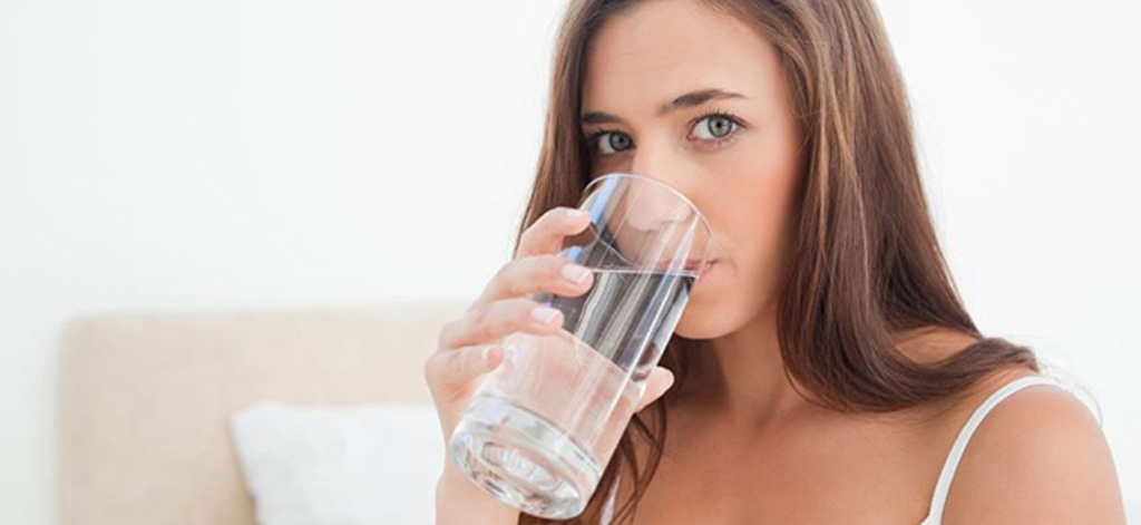 Uống nhiều nước giúp dưỡng ẩm và làm giảm nguy cơ môi khô và thâm sạm