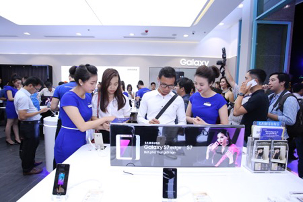 Khách hàng hào hứng trải nghiệm sản phẩm tại cửa hàng SES Đồng Khởi.