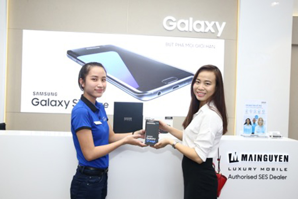 Một trong những khách hàng đầu tiên "xông đất" cửa hàng SES Đồng Khởi với chiếc Galaxy S7 edge Xanh Coral, đi kèm với đó là bộ quà tặng "khủng" nhân dịp khai trương.