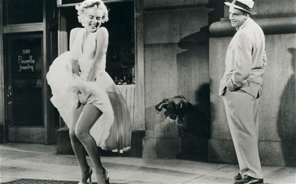Chiếc váy trắng huyền thoại trong phim The Seven Year Itch là trang phục giữ kỷ lục trước đó - Ảnh: Chụp màn hình Telegraph