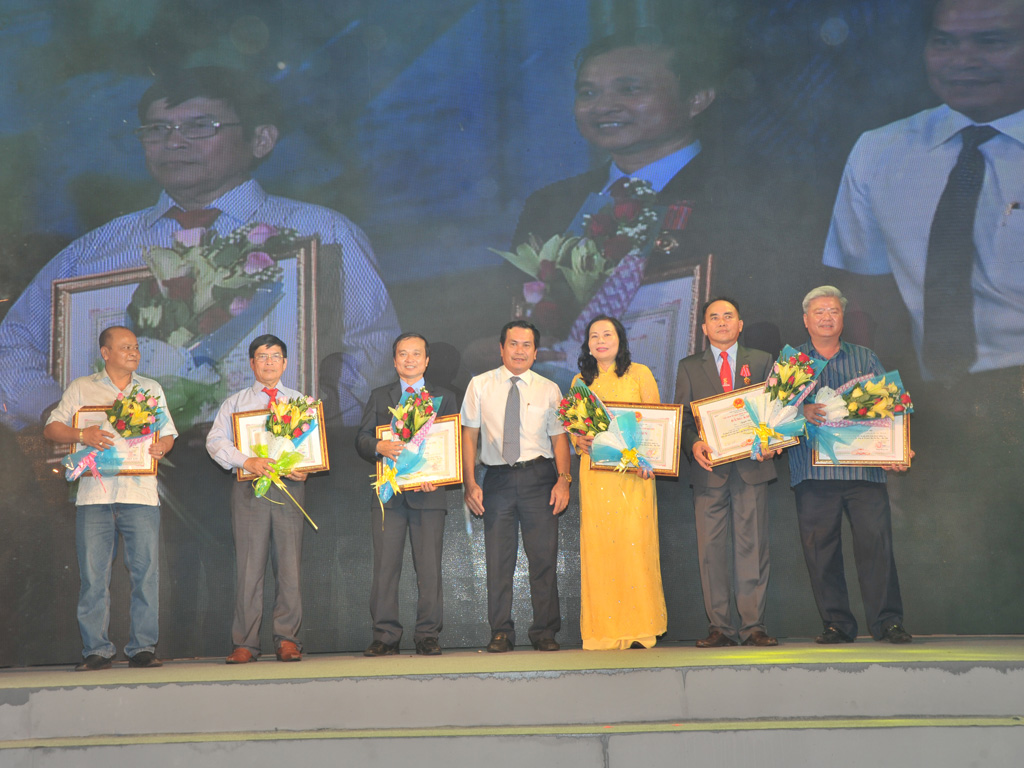 Hội đồng quản trị đón nhận bằng khen của Chủ tịch UBND tỉnh Bạc Liêu