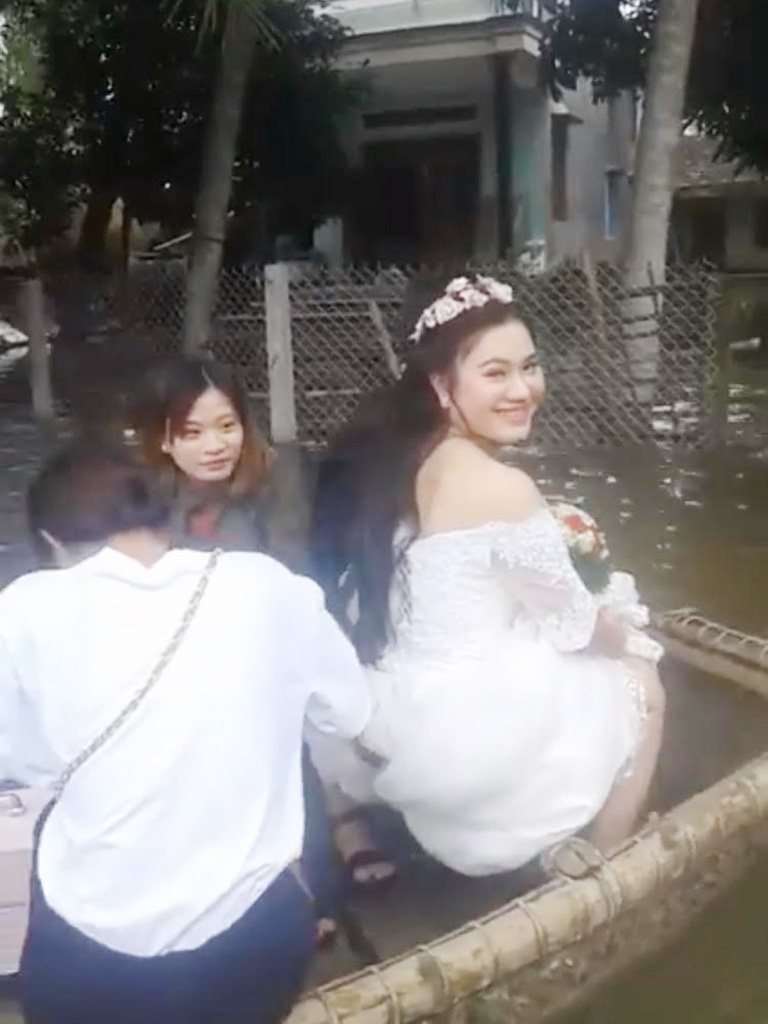 Rước dâu trong lũ lụt, nhưng cô dâu vẫn nở nụ cười tươi trong ngày hạnh phúc Ảnh: cắt từ clip