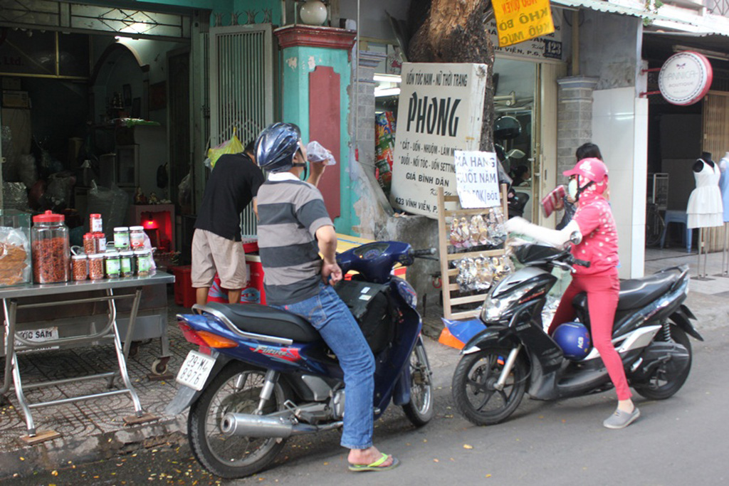 Khách hàng liên tục ghé mua, nhiều người còn đứng tại chỗ trực tiếp thưởng thức chai nước sâm mát lạnh