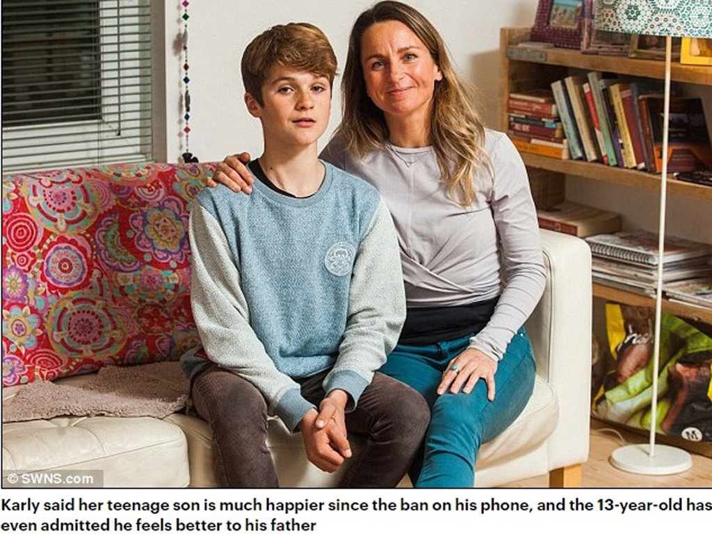 Bà Karly Tophill cùng con trai Dyland sau khi “cai” điện thoại - Ảnh chụp màn hình Daily Mail