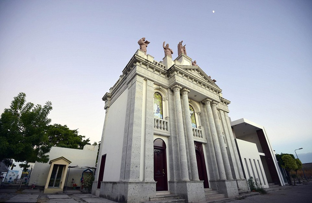 Một lăng tẩm ở nghĩa trang Jardines del Humaya có kiến trúc giống như một nhà thờ nhỏ. ẢNH: AFP