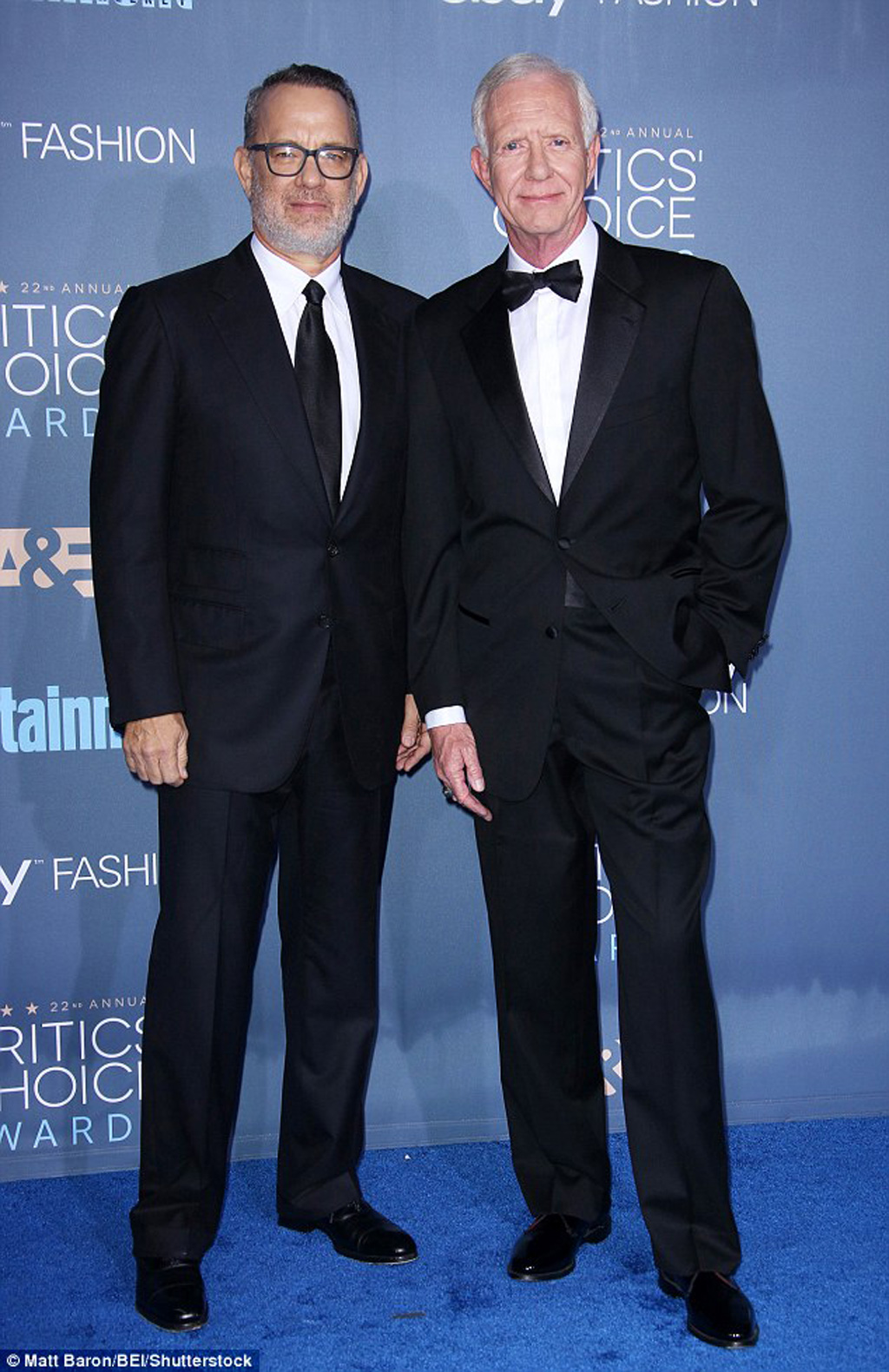 Tom Hanks (trái) và cơ trưởng Sully Sullenberger ngoài đời đã không để đưa câu chuyện có thật cảm động trong phim đến với Quả Cầu Vàng 2017 - ẢNH: SHUTTERSTOCK