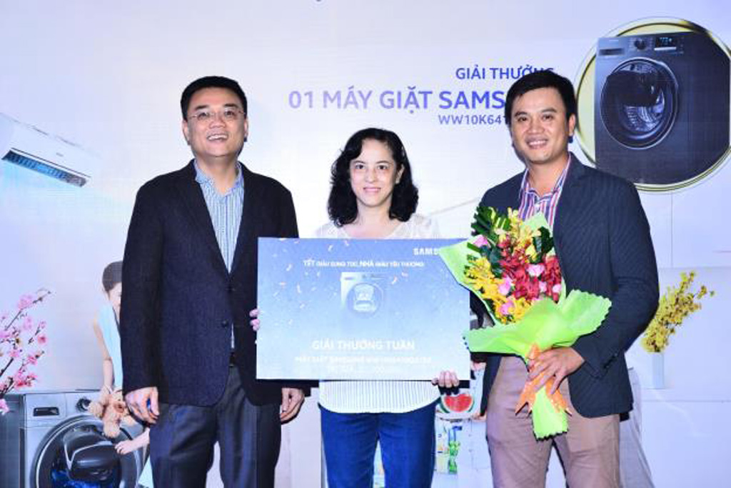 Khách hàng Nguyễn Thị Ngọc Dung, một trong 6 khách hàng đã nhận được giải thưởng tuần của chương trình Tết giàu sung túc, Nhà giàu yêu thương – một chiếc máy giặt Samsung Addwash.