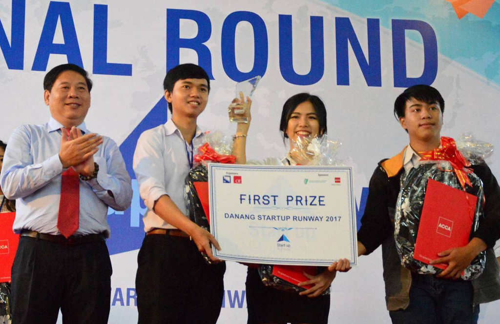 Mai Nguyễn Công Thuận (thứ 2, từ trái sang) nhận giải nhất Cuộc thi sáng tạo khởi nghiệp Danang Startup Runway