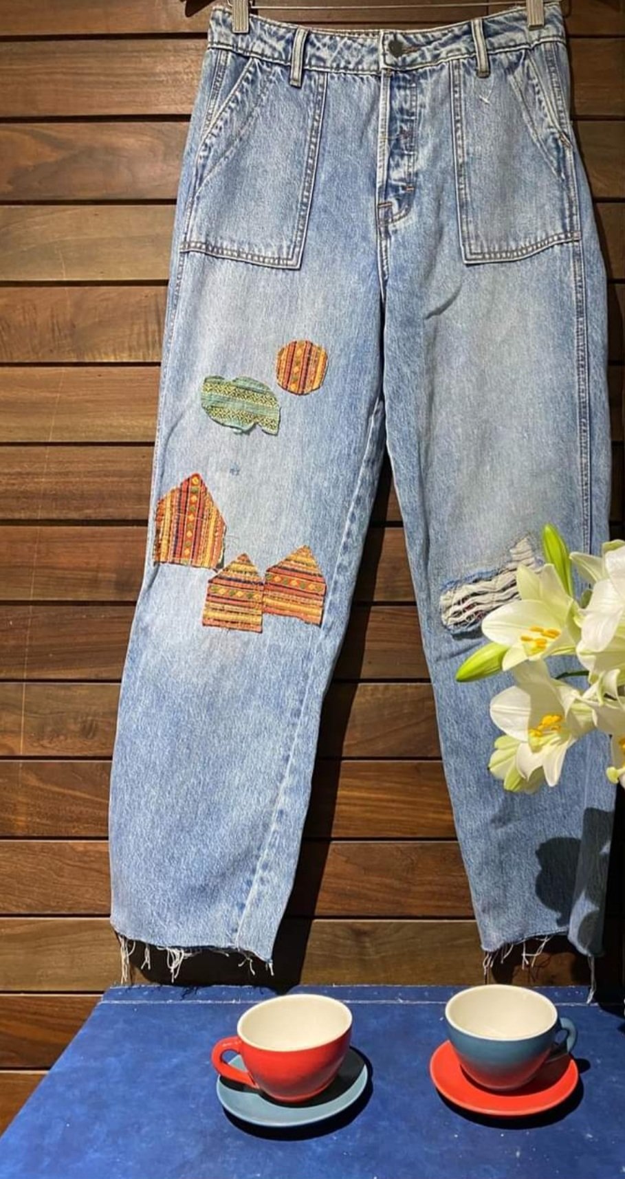 Jeans ghép thổ cẩm - sáng tạo không giới hạn và cách làm mới một tình yêu… cũ Jeans ghép thổ cẩm - sáng tạo không giới hạn và cách làm mới một tình yêu… cũ