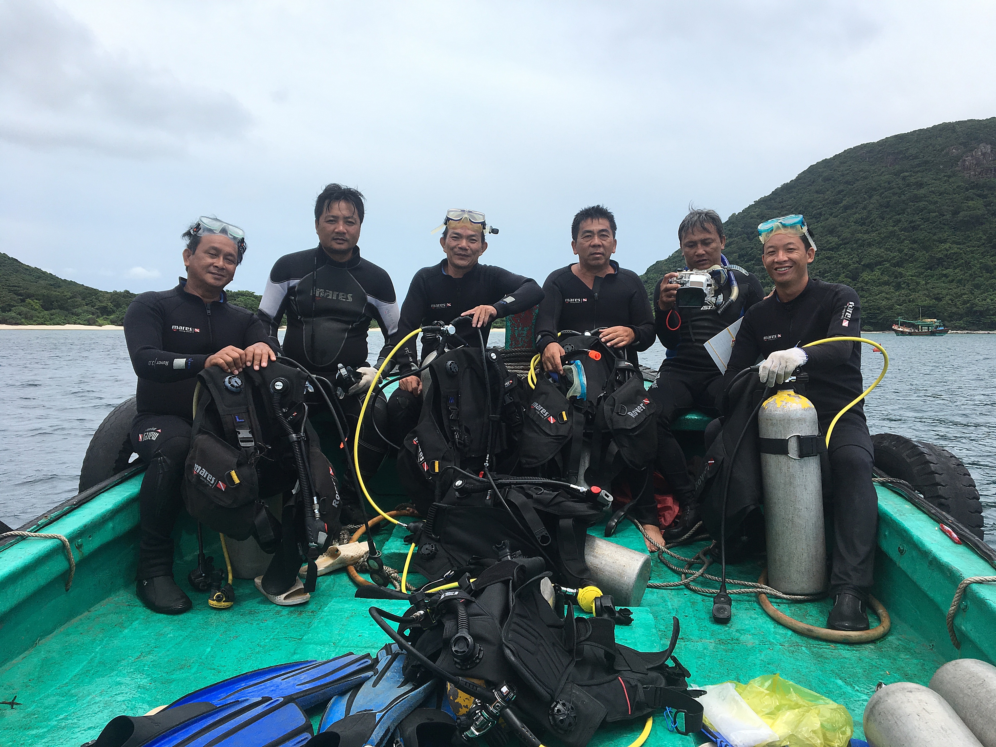 Các chuyên gia thực hiện dự án "cấy" san hô cho biển Côn Đảo