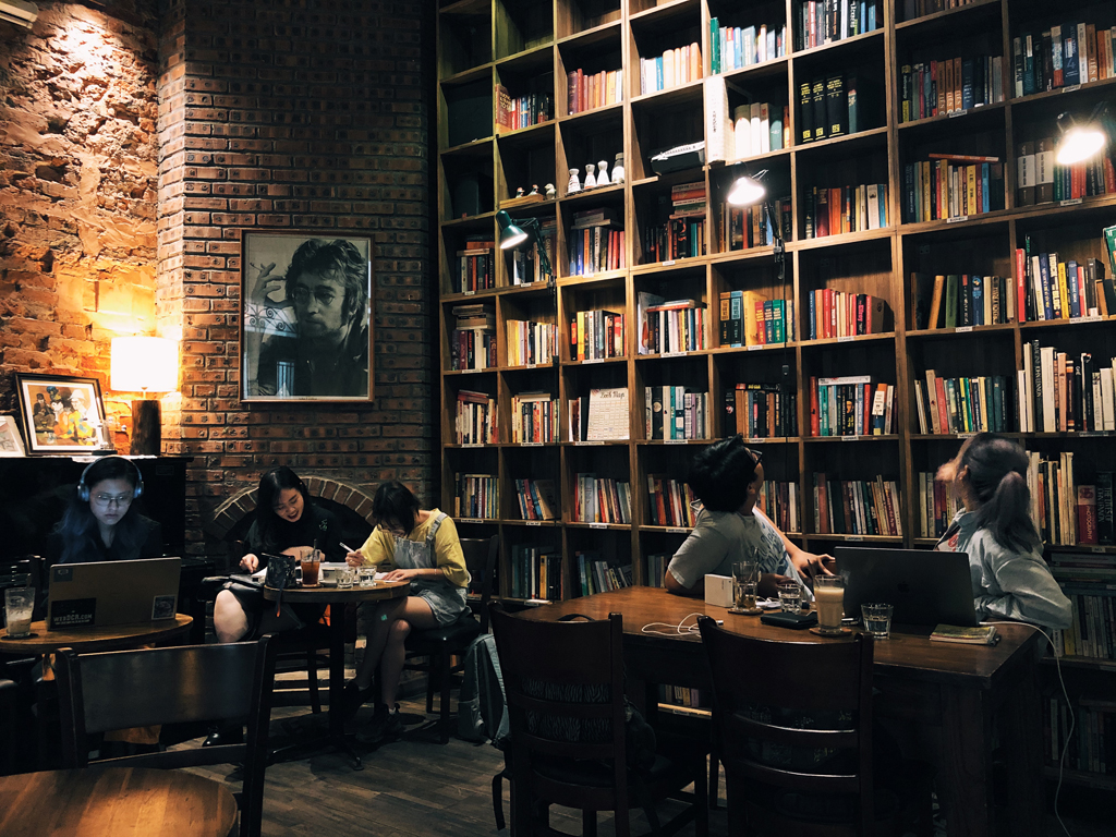 Thưởng cà phê trong không gian đẹp