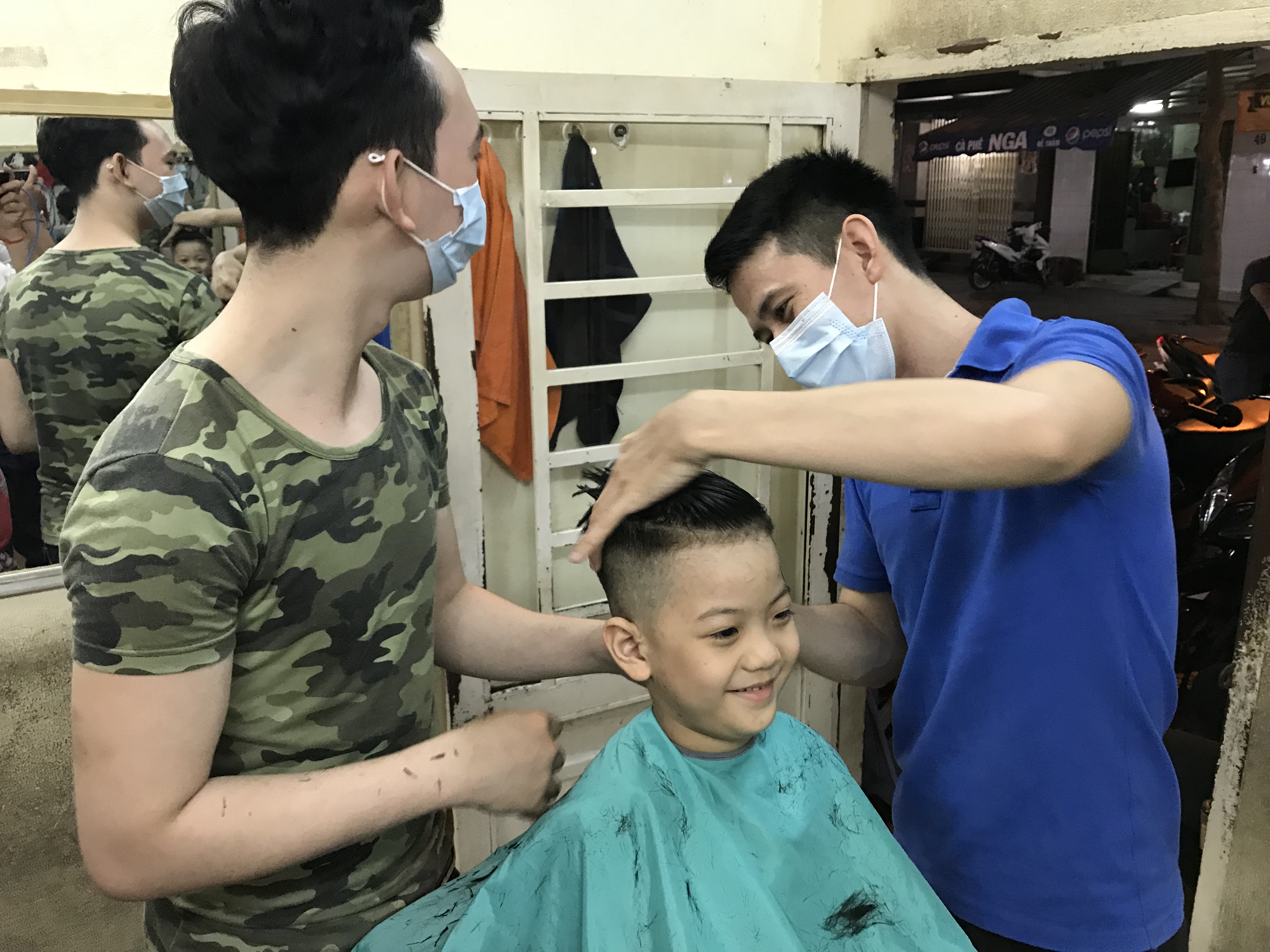 Giáp tết, giới trẻ kiên nhẫn chờ đến 0 giờ để được…cắt tóc