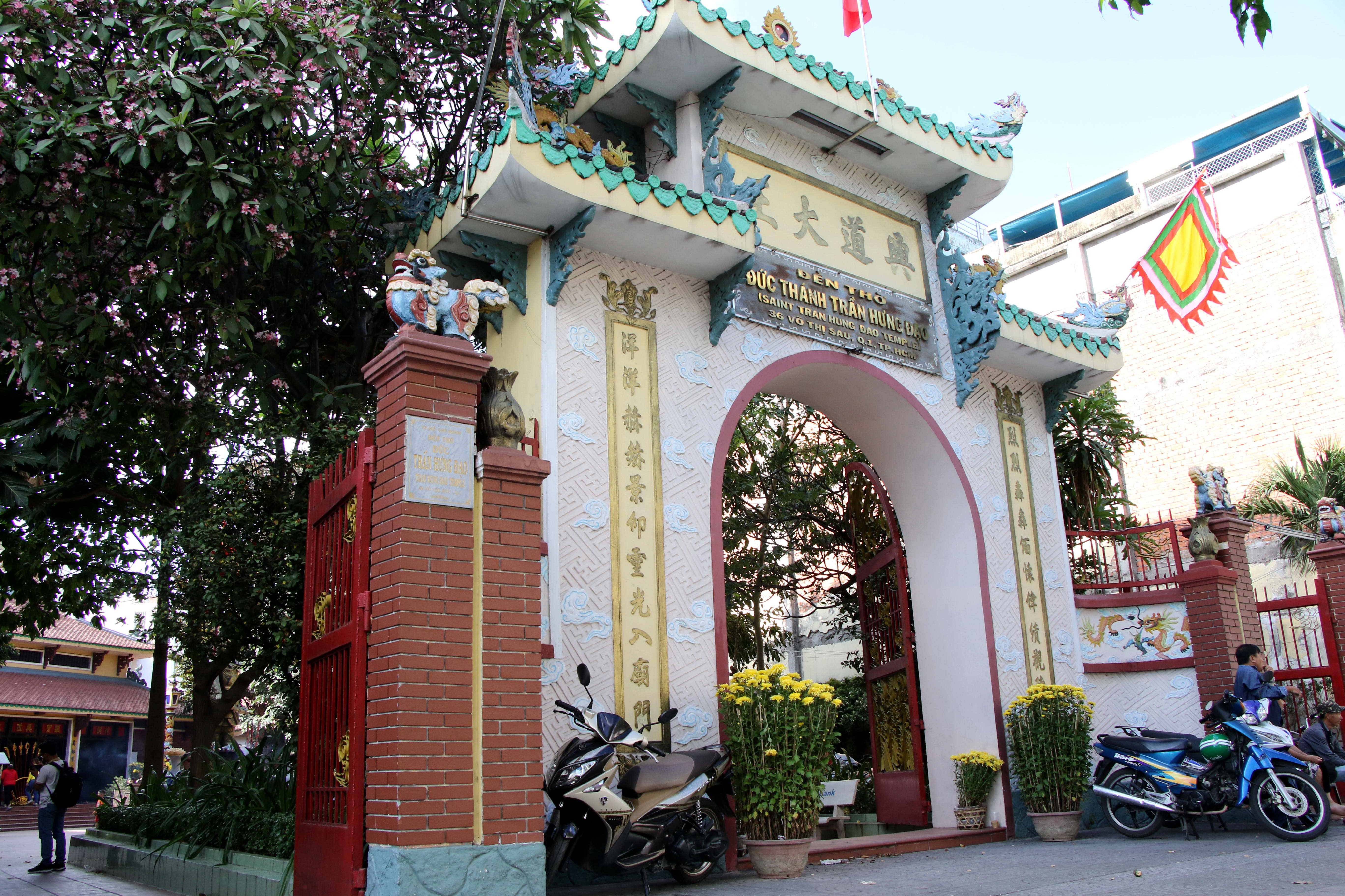 Hiện ở Q.1, ngoài tượng Đức thánh Trần Hưng Đạo nằm ở Công trường Mê Linh còn có Đền thờ Đức thánh Trần Hưng Đạo ở số 36 Võ Thị Sáu (P.Tân Định) 