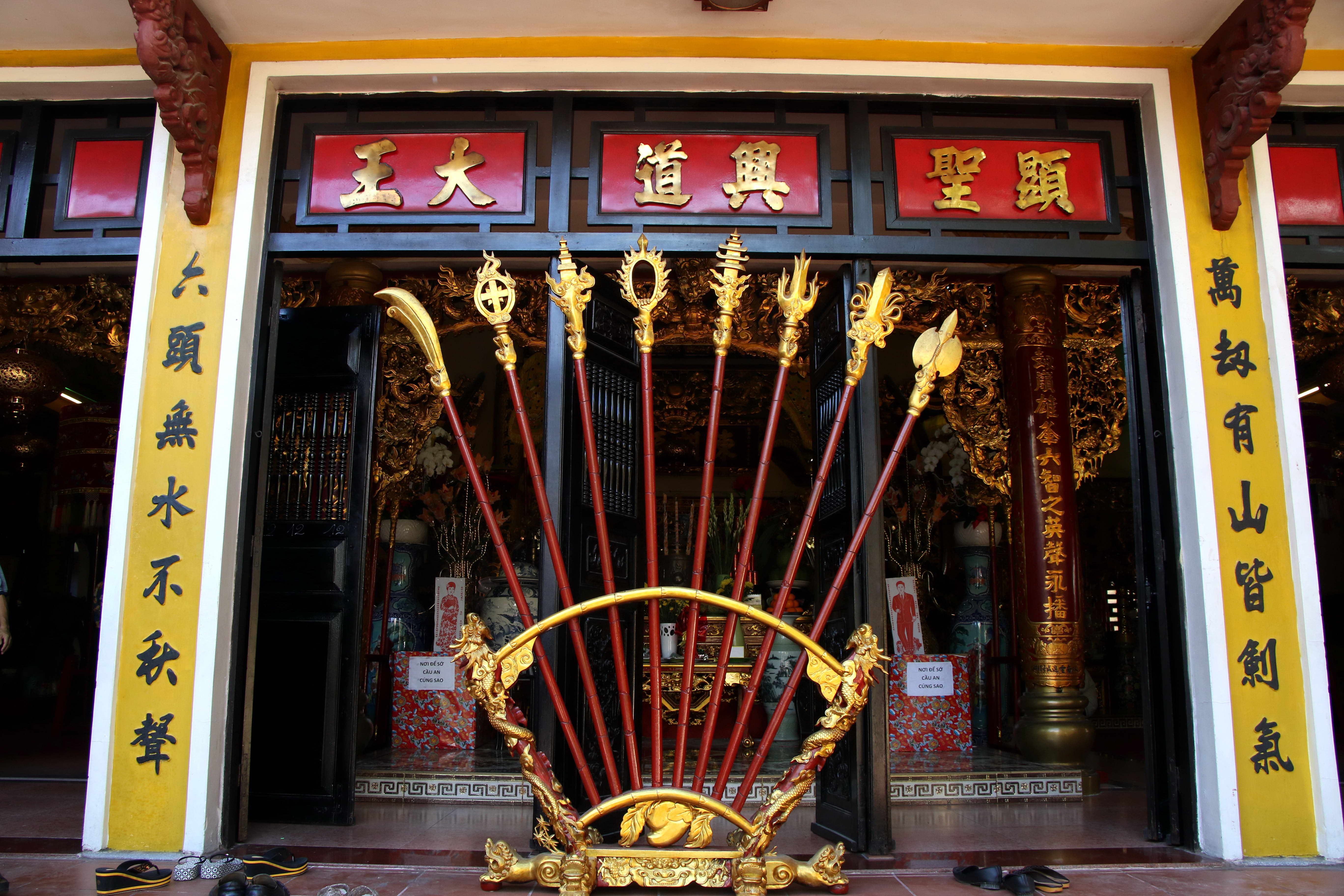 Chánh điện đền thờ Đức thánh Trần Hưng Đạo ở số 36 Võ Thị Sáu (P.Tân Định)