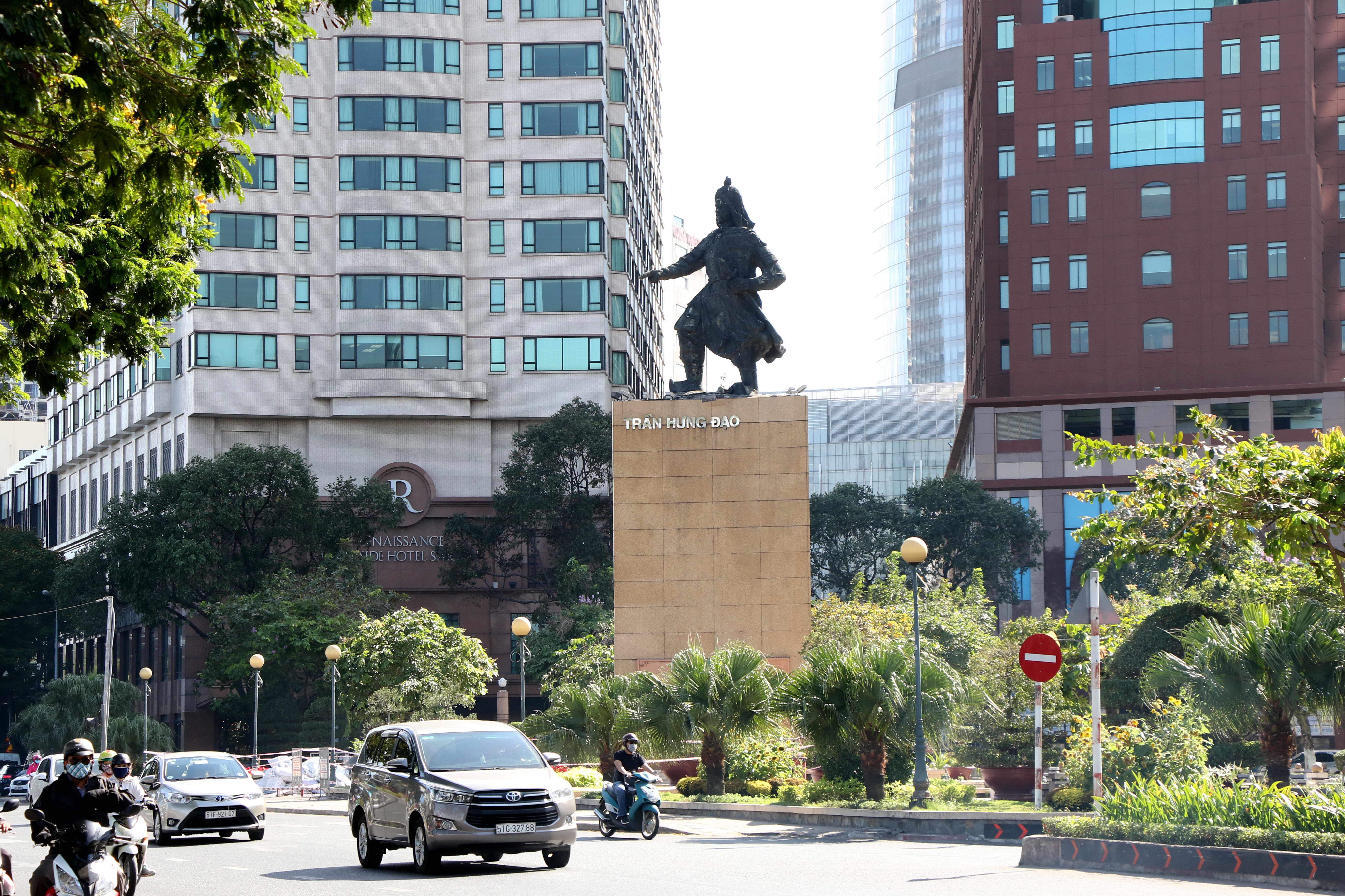 Tượng Trần Hưng Đạo ở Công trường Mê Linh, xung quanh là những tòa nhà cao tầng nhìn ra bến Bạch Đằng, sông Sài Gòn