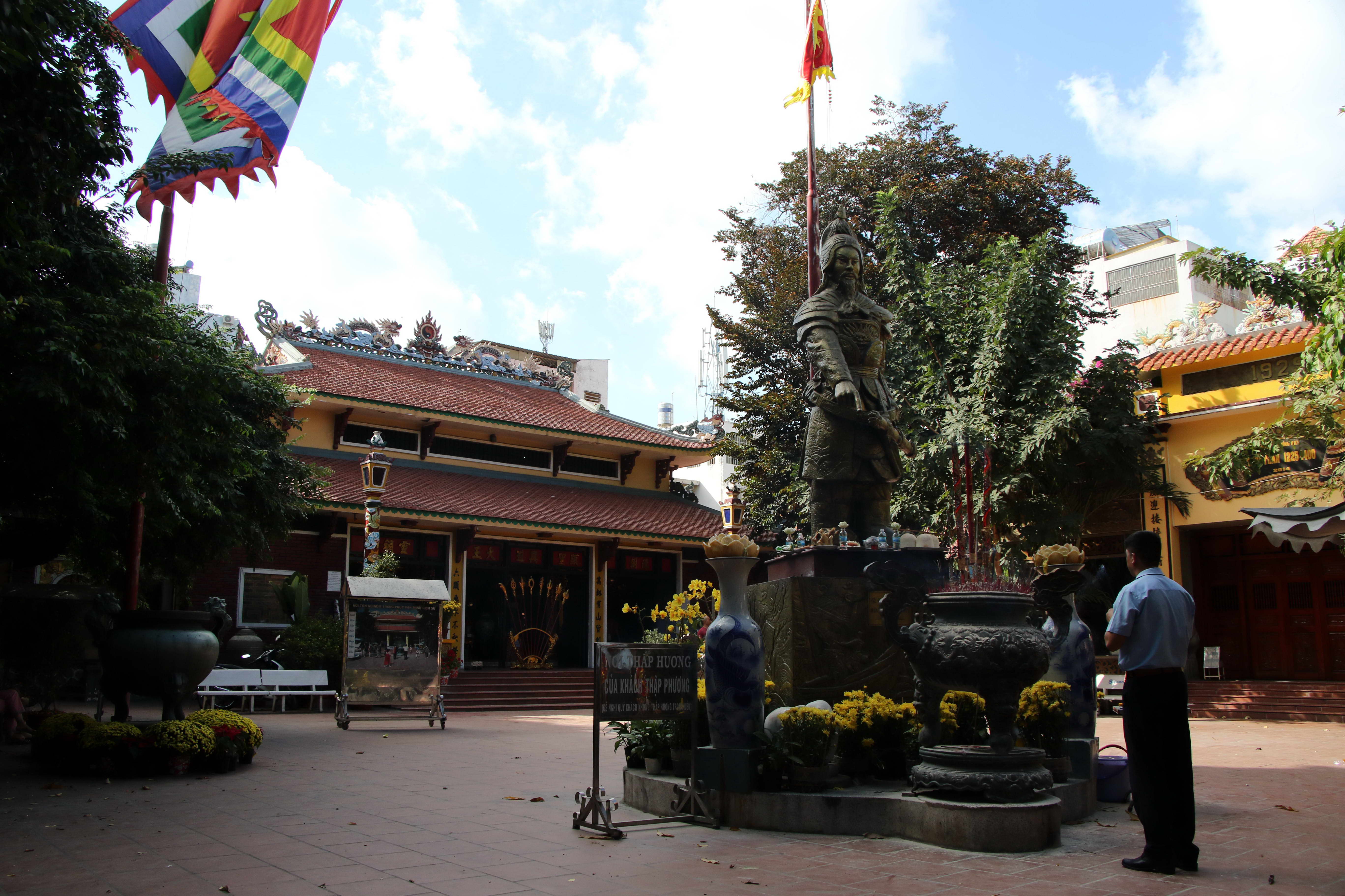 Trong khuôn viên đền thờ Đức thánh Trần Hưng Đạo, Phòng trưng bày thời Trần 1225 - 1400, được xây dựng kiên cố từ năm 2014