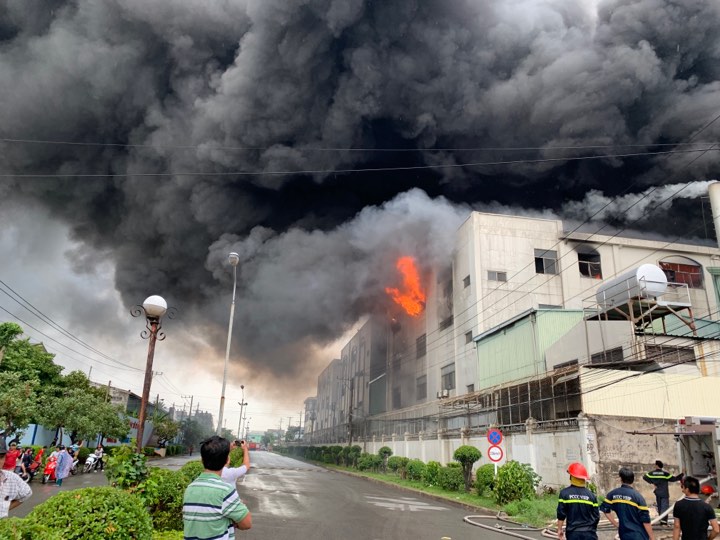 cháy dữ dội ở KCN Việt Hương 1, Thuận An, Bình Dương