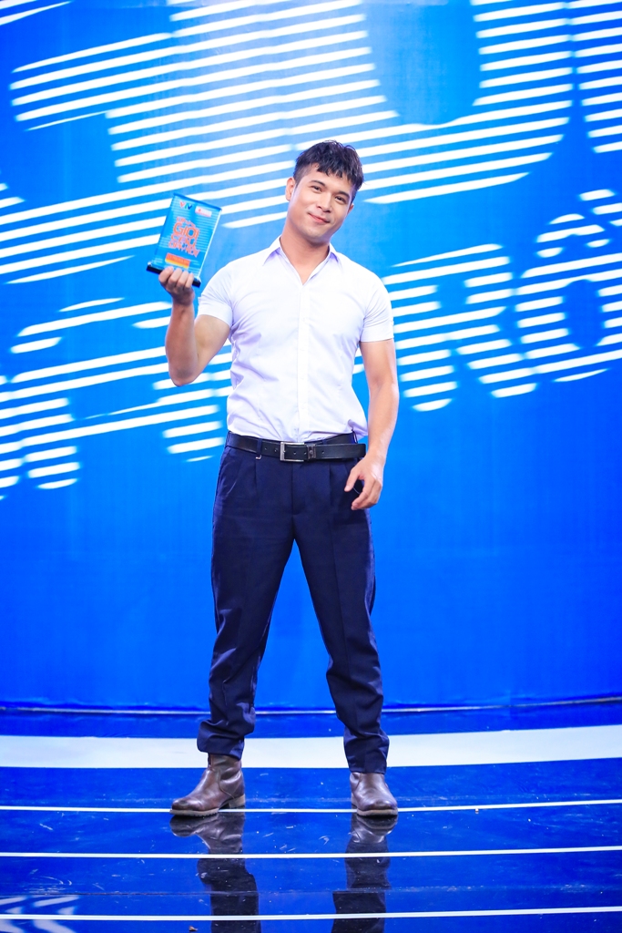 Trương Thế Vinh nhận được chiếc cúp danh giá của chương trình 