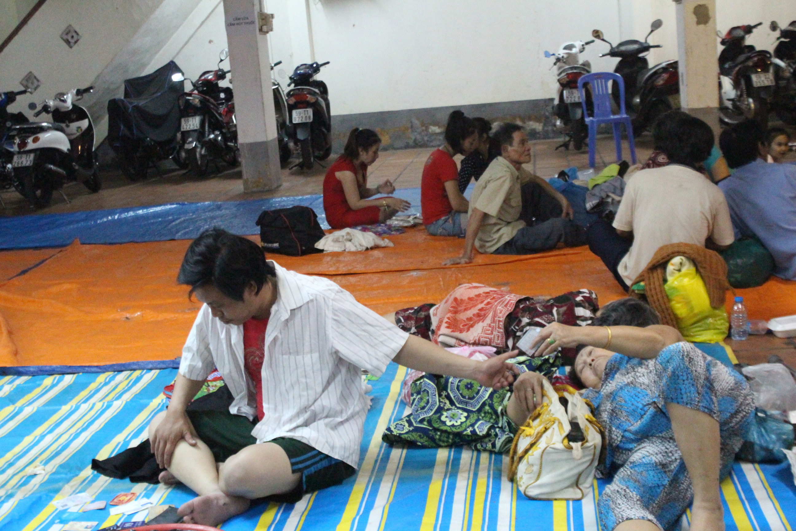 Nhiều người ngủ qua đêm tại Đình Nhơn Hòa - Ảnh: Hoài Nhơn