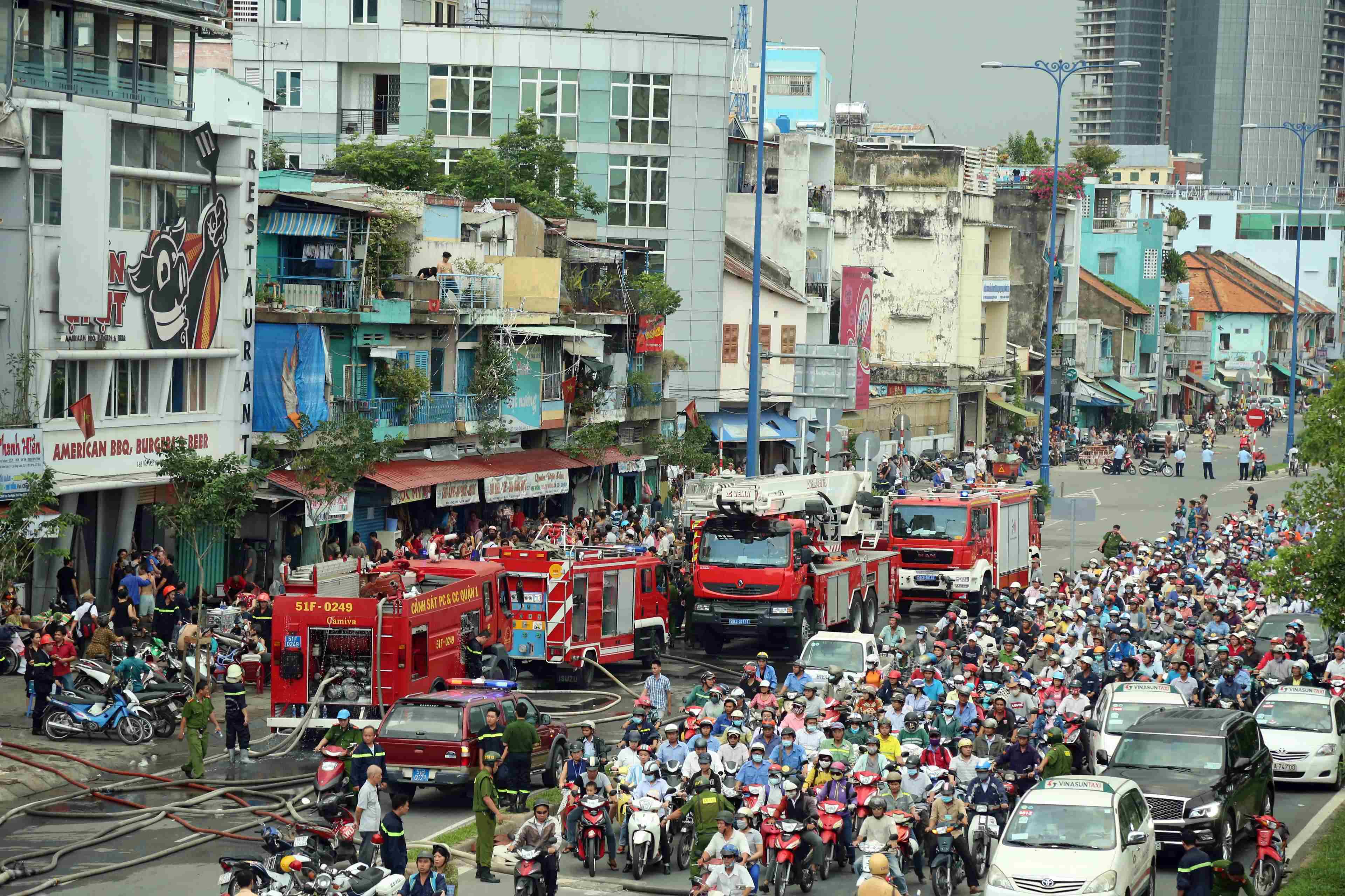 Nhiều xe chữa cháy được huy động tới hiện trường. Ngay sau đó, Đại tá Lê Tấn Bửu (Giám đốc Sở PCCC TP.HCM cũng có mặt để điều động công tác chữa cháy