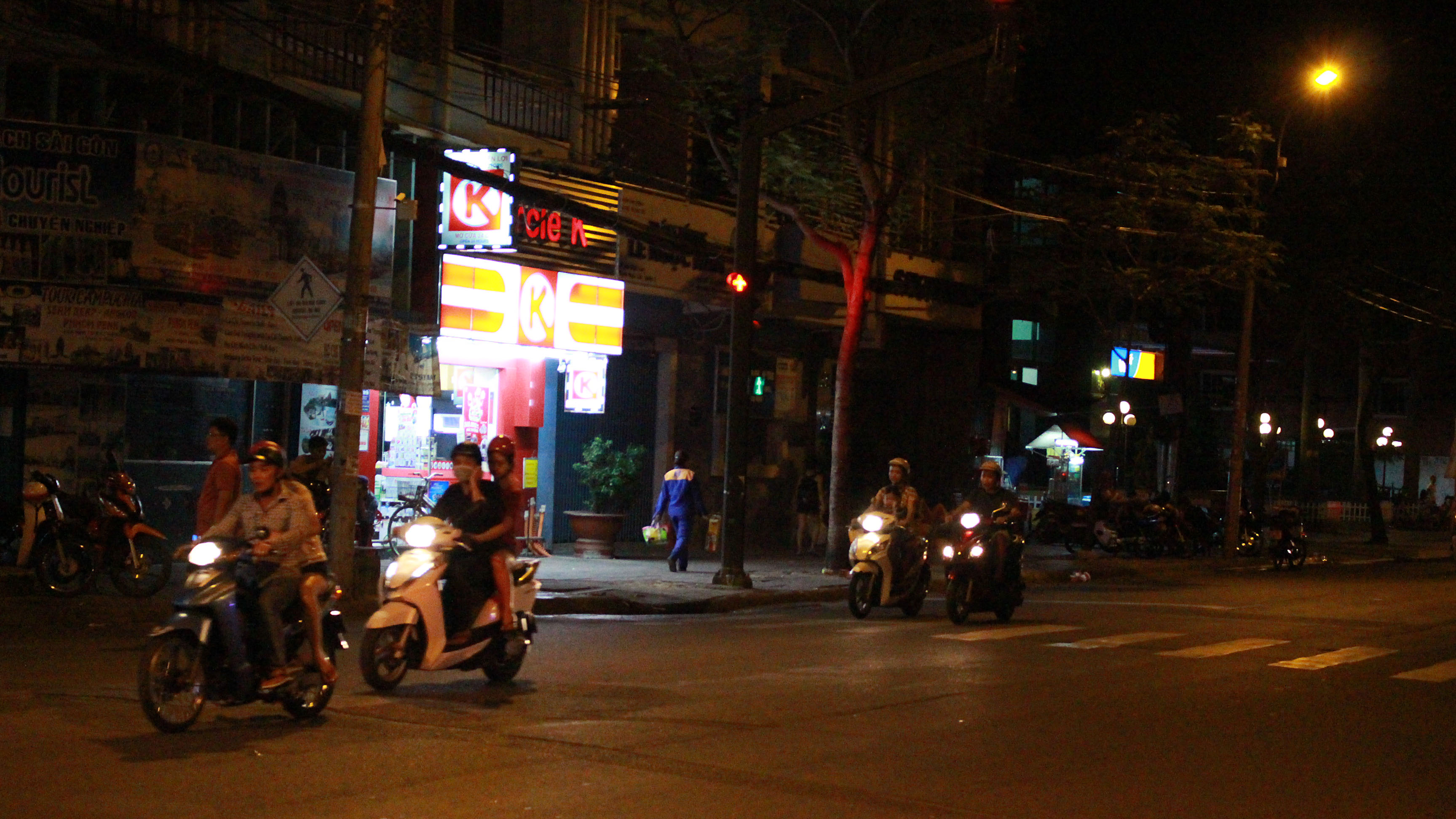 Nhiều người Việt ngang nhiên vượt đèn đỏ