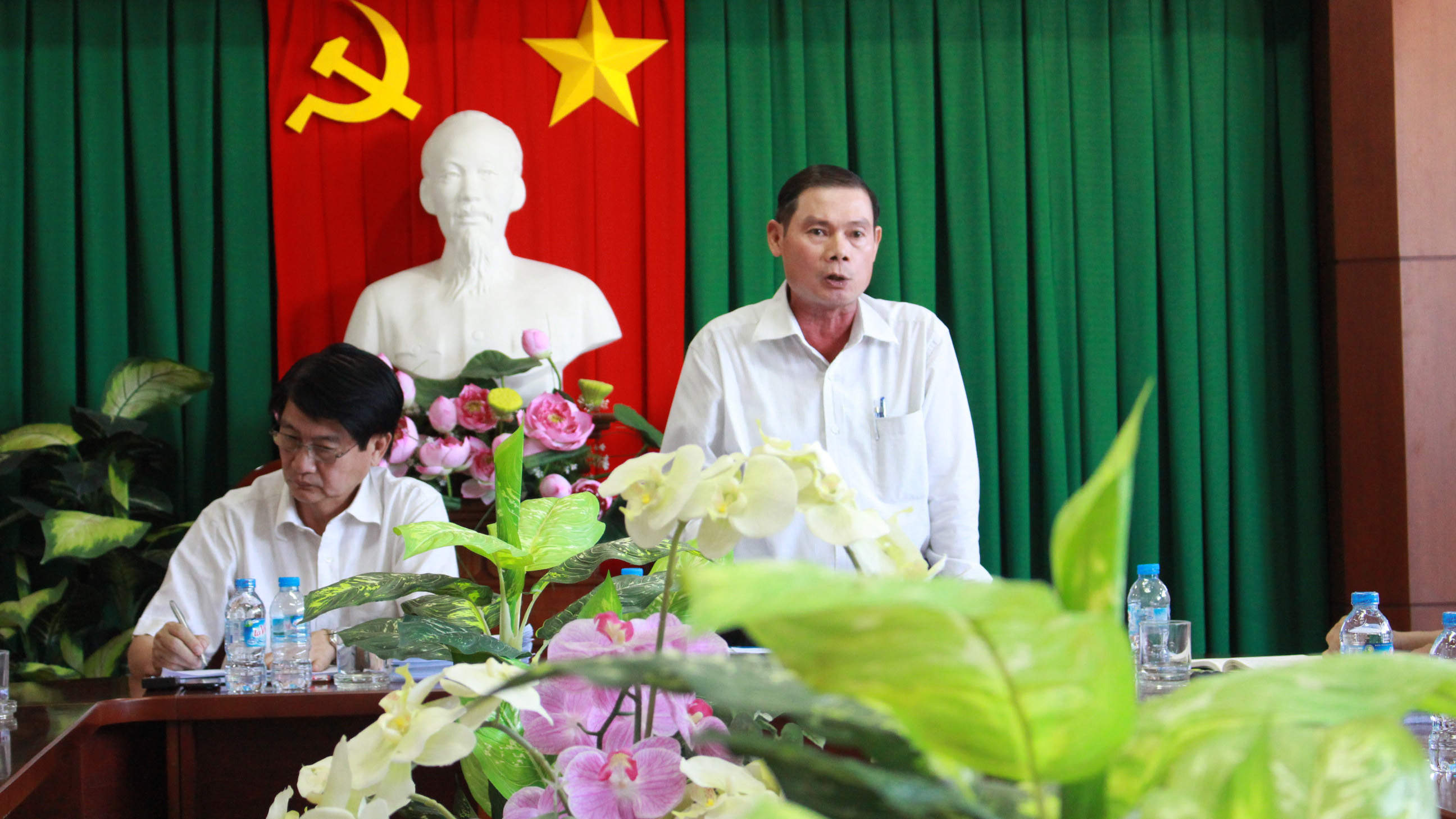 Ông Đỗ Phi Hùng (phải) chủ trì cuộc họp về các vấn đề liên quan đến chung cư Era Town tại UNBD quận 7 - Ảnh: Vũ Phượng