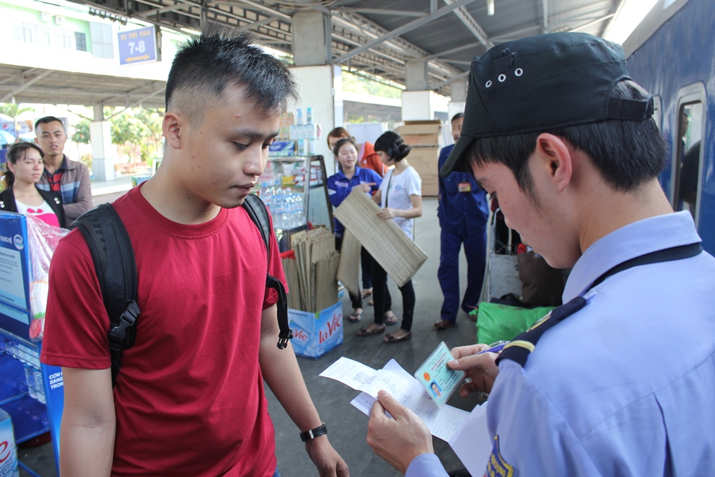 Kiểm tra thông tin hành khách trước khi lên tàu - Ảnh: Phạm Hữu