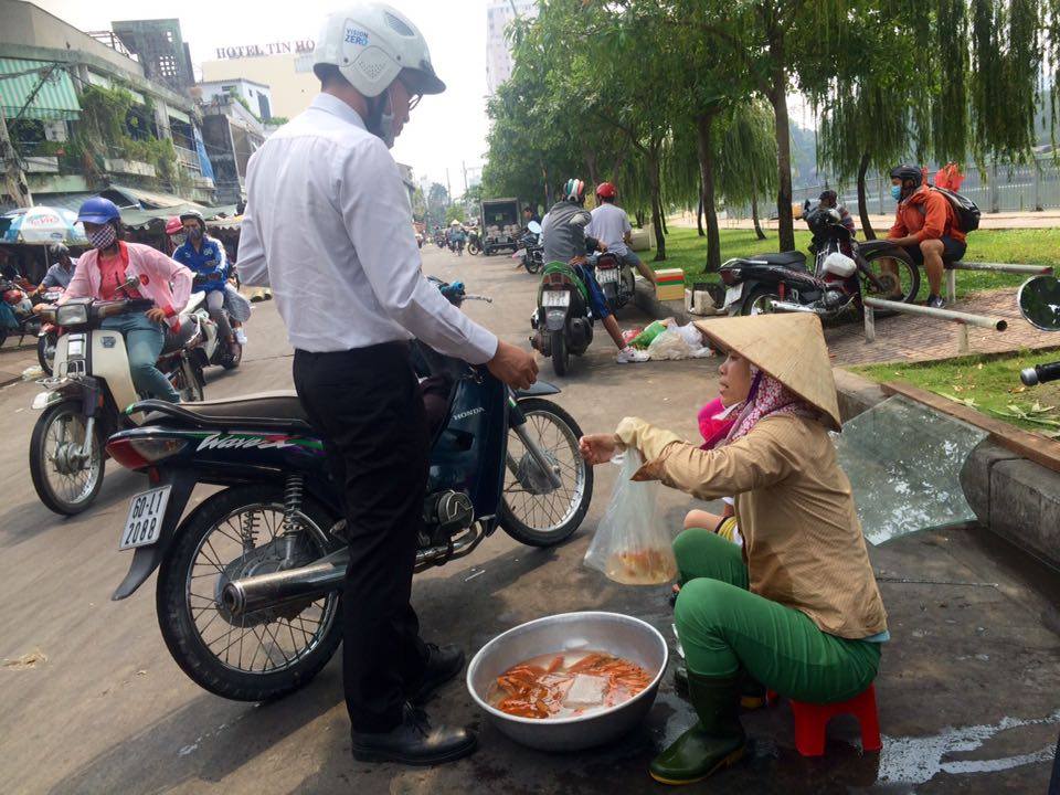 Cá chép đỏ đắt hàng trong ngày 23 tháng Chạp - Ảnh: Bùi Thư