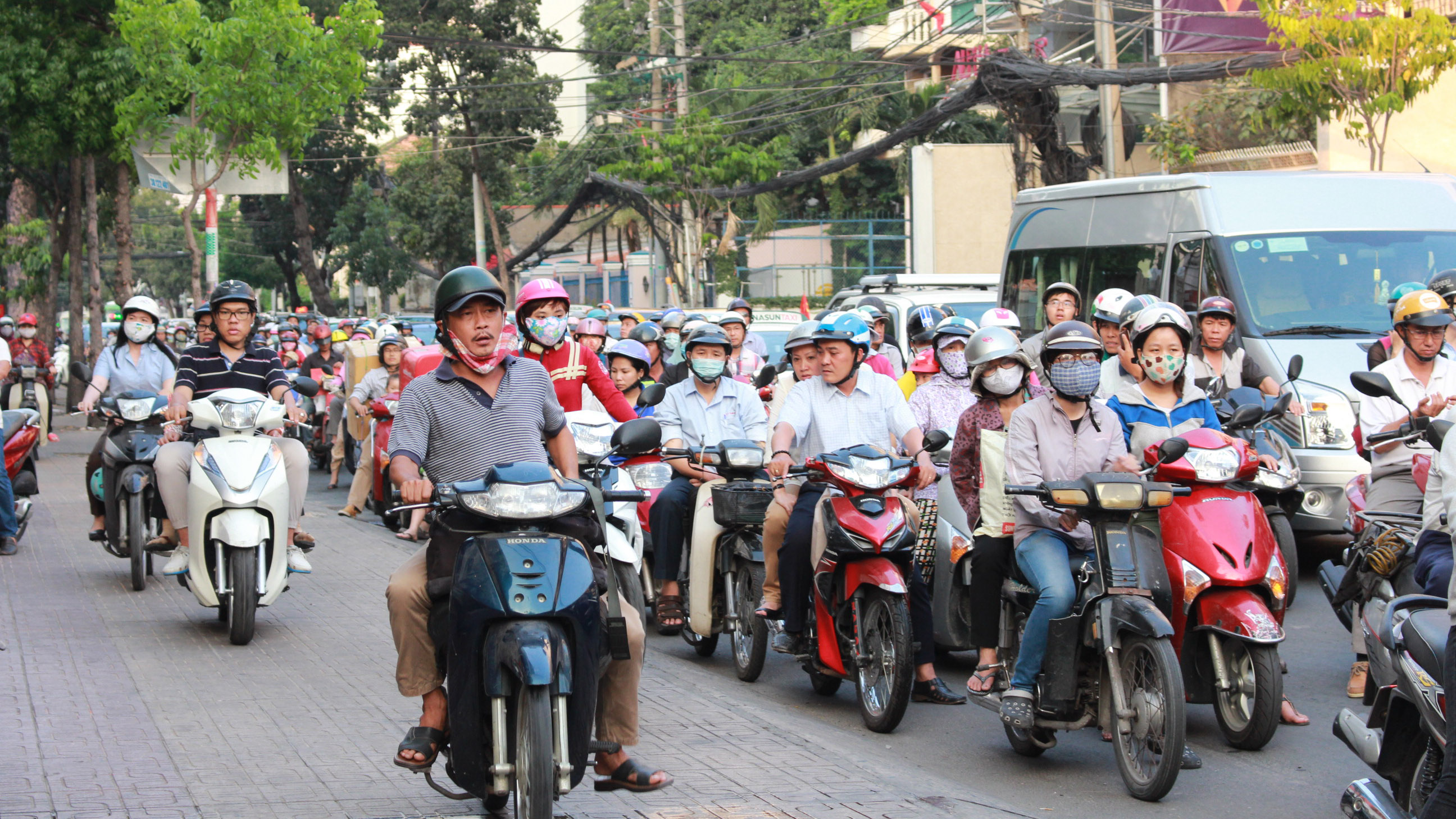 Trên đường Nguyễn Đình Chiểu (quận 3) nhiều xe phải leo lề để di chuyển - Ảnh: Vũ Phượng
