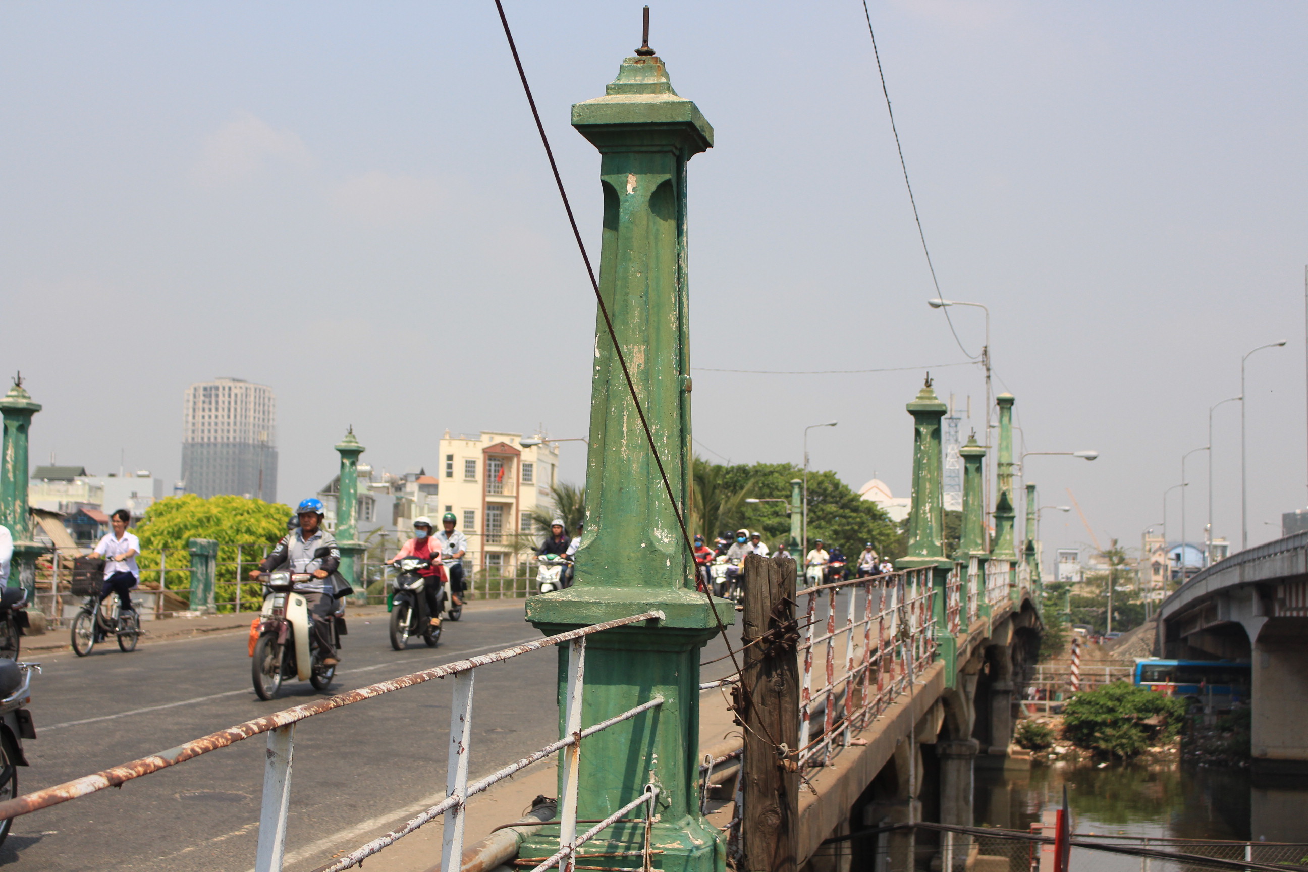 Hàng cột xanh rêu là đặc điểm nổi bật trong kiến trúc của cầu - Ảnh: Vũ Phượng