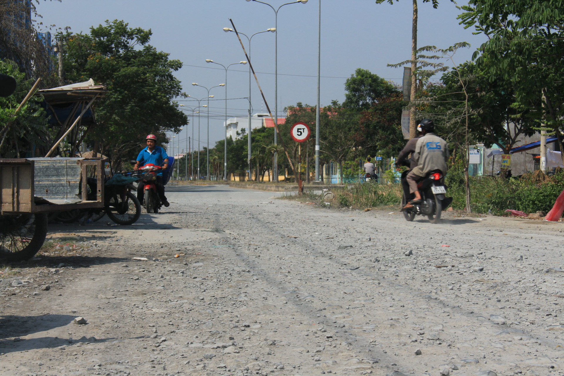 Đường vào chung cư vẫn chưa trải nhựa - Ảnh: Vũ Phượng