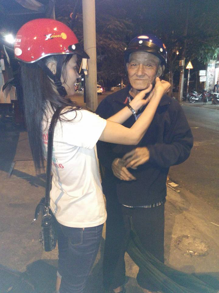 11 giờ đêm ngày 21 hàng tháng chị Nương lại cùng nhân viên đi tặng nón cho người có hoàn cảnh khó khăn - Ảnh: NVCC