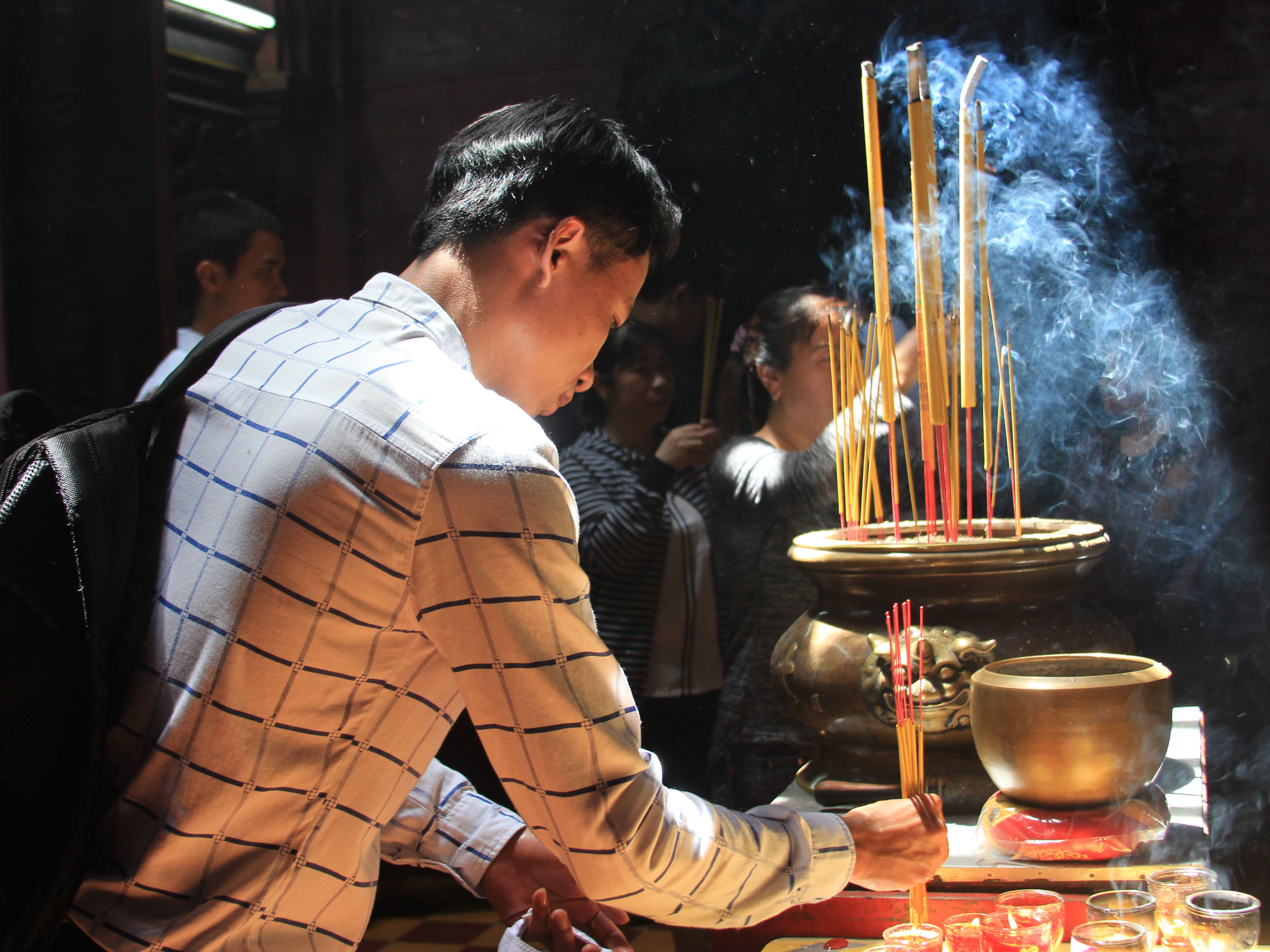 Nhiều người dân tới chùa thắp nhang trong sáng 23.5 