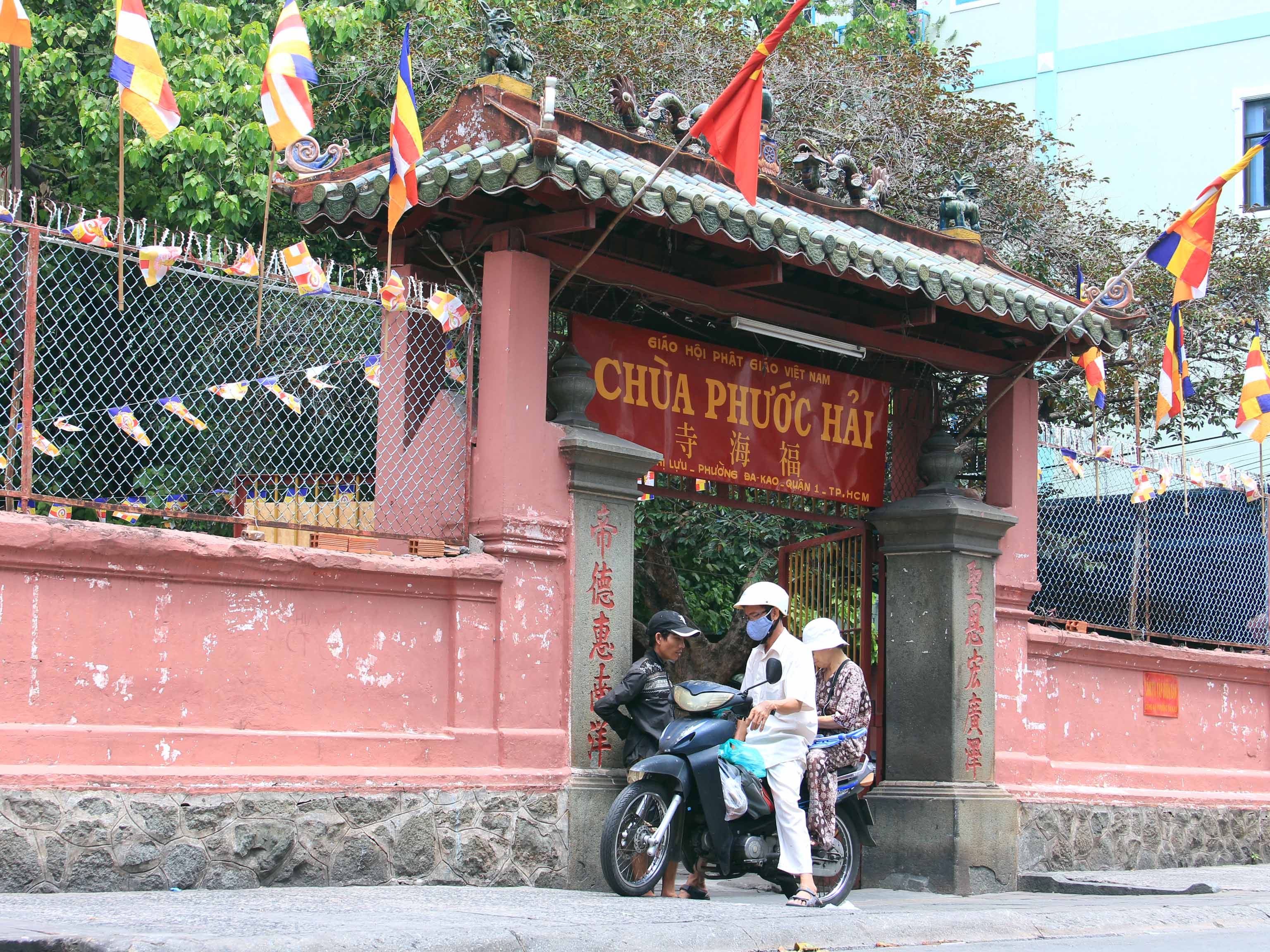 Chùa Phước Hải nằm trên đường Mai Thị Lựu (quận 1), cách đường Điện Biên Phủ khoảng 100m. Đường Mai Thị Lựu không rộng nhưng có nhiều phương tiện thường xuyên qua lại