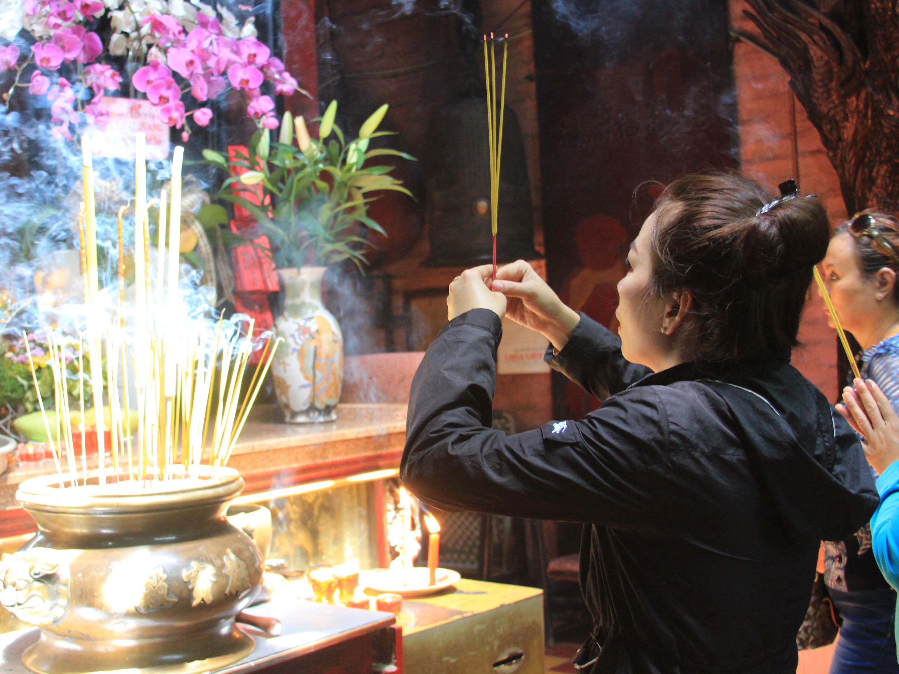 Nhiều người dân thường xuyên đến chùa để cầu bình an, hạnh phúc