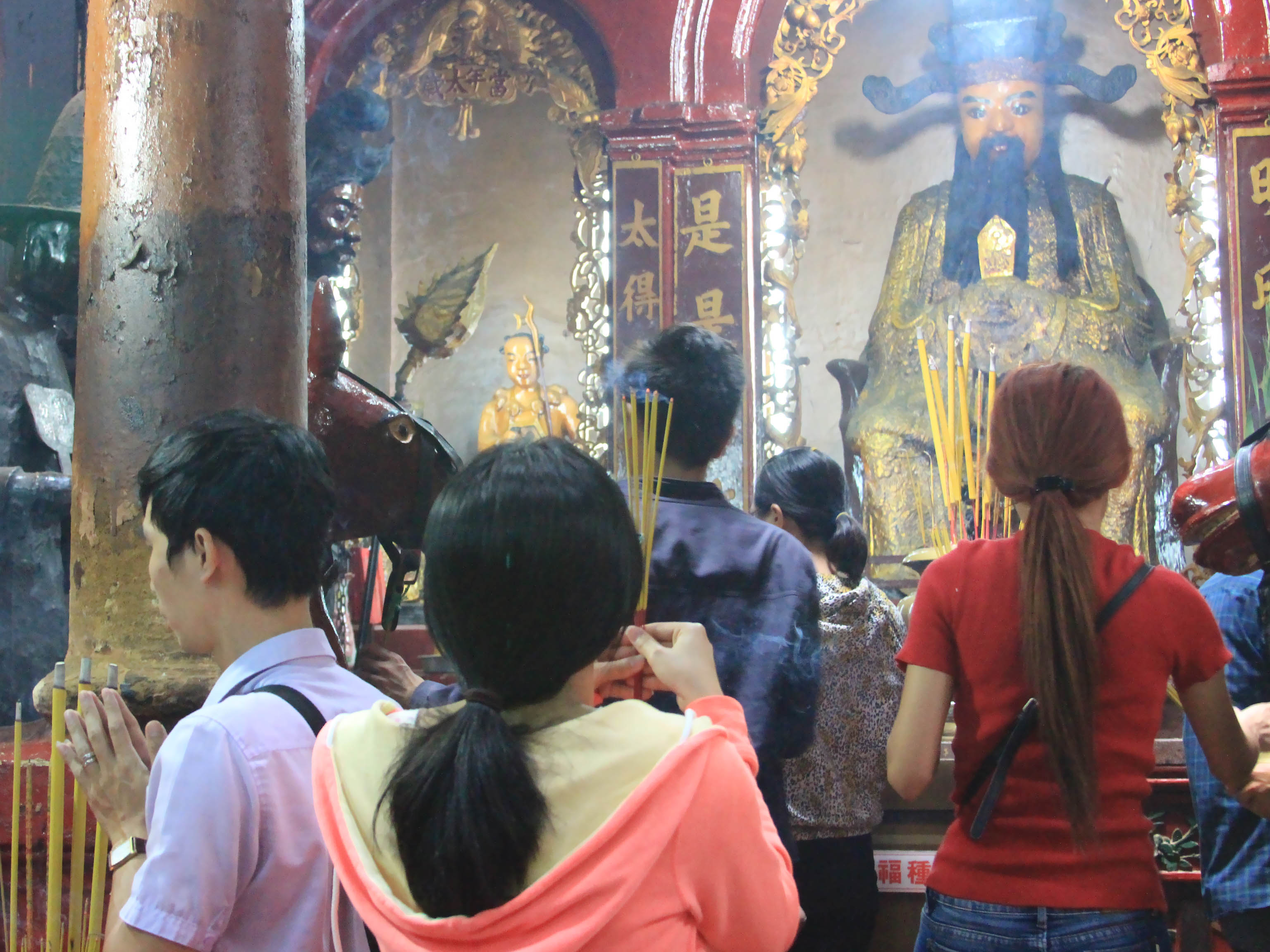Sáng 23.5, nhiều người dân và du khách nước ngoài ghé thăm chùa 