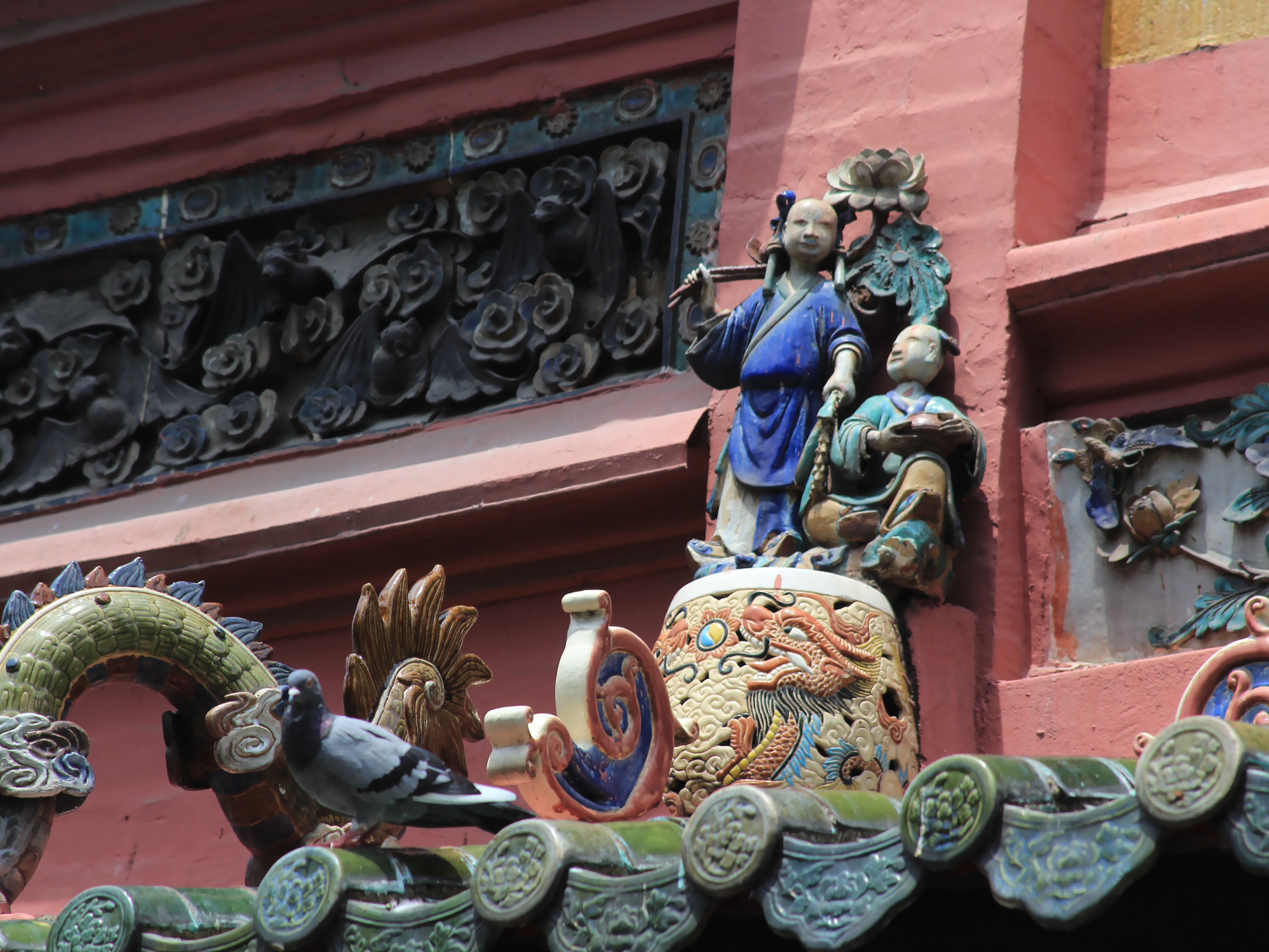 Các chi tiết hoa văn ở mái chùa được làm tỉ mỉ, nhiều họa tiết nhỏ, cầu kỳ