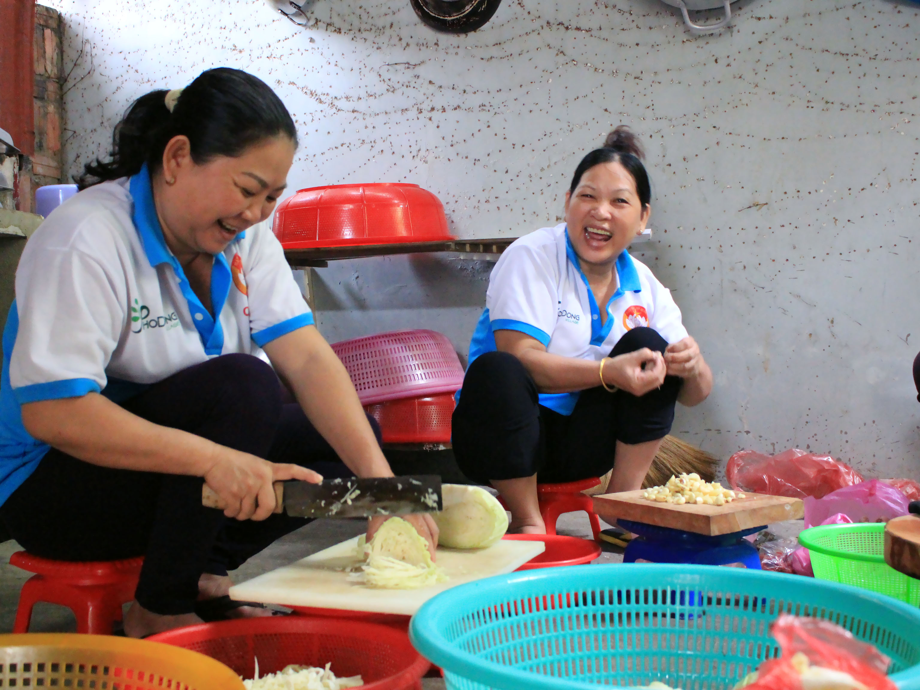 Bếp cơm luôn ngập tràn tiếng cười của những tình nguyện viên. Các chị chia sẻ, 11 thành viên của bếp coi nhau như chị em trong nhà nên bếp cơm luôn có không khí ấm cúng. Nhiều khi mọi người cũng mang rau củ hay một món thêm đến để góp vào bữa cơm nghĩa tình này