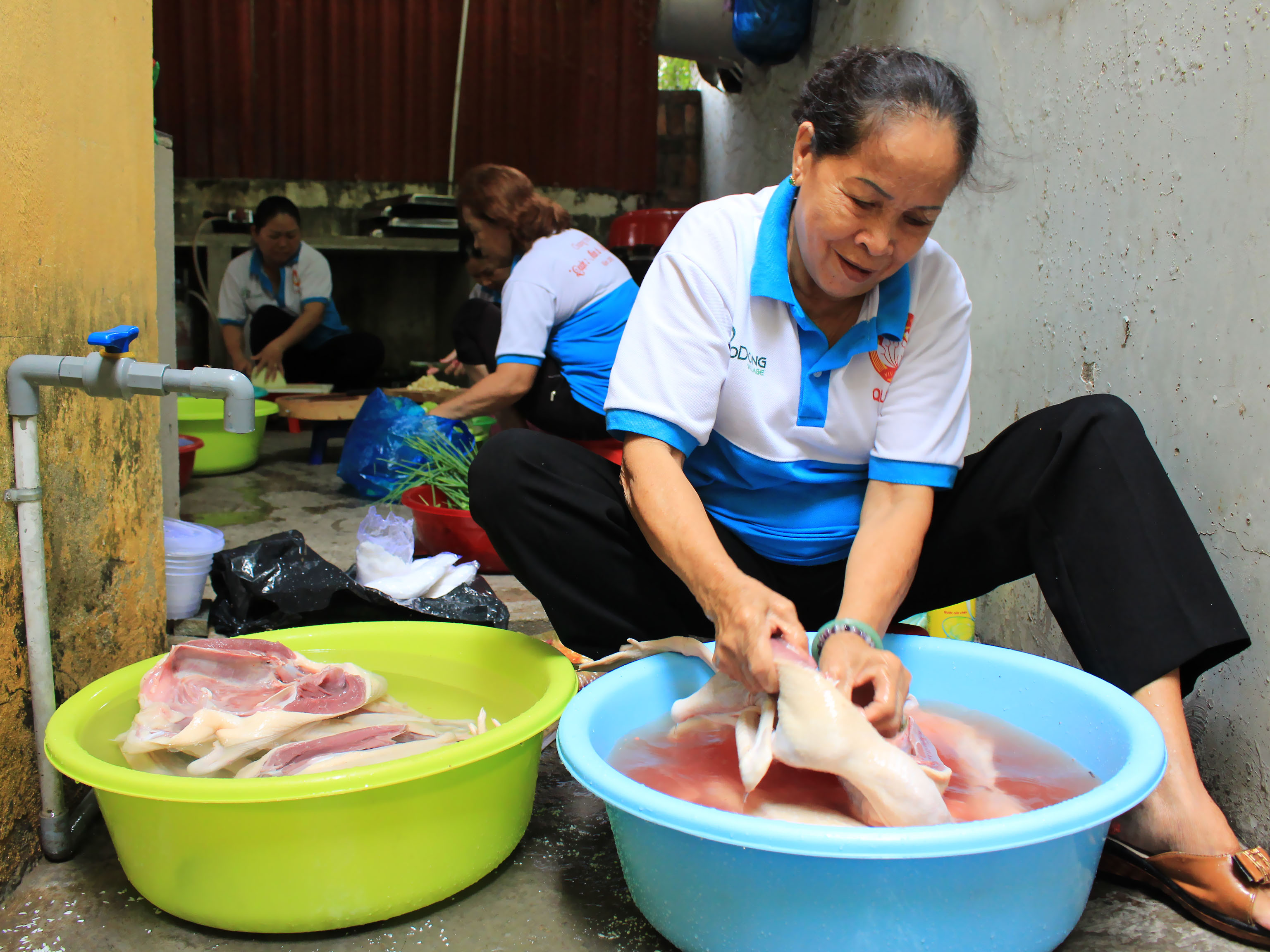 Không ai nhắc ai mỗi người một việc, tất cả đều được những tình nguyện viên tuổi trên 40 làm rất nhanh chóng như những đầu bếp chuyên nghiệp