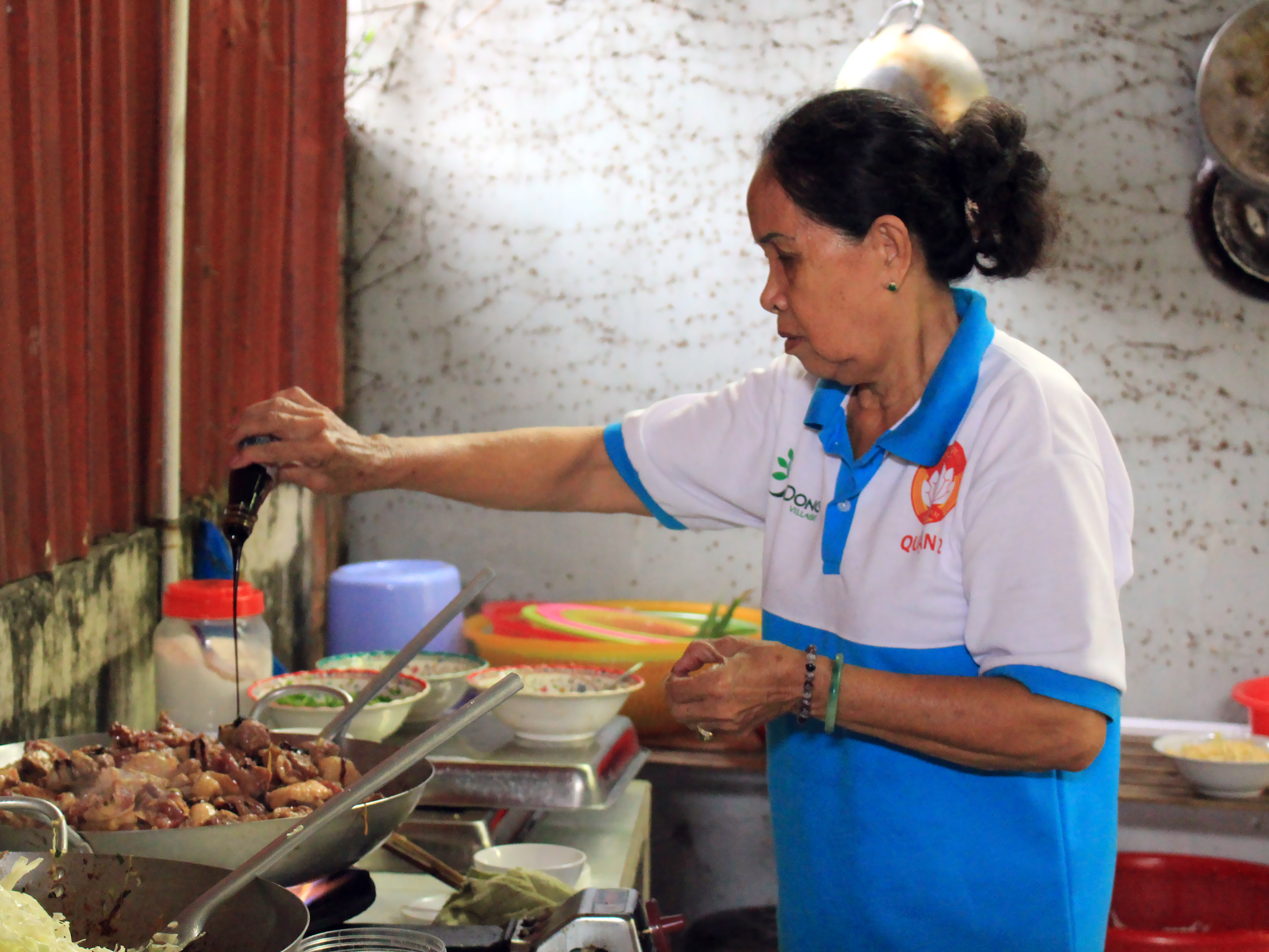 Cô Nguyễn Thị Mai Quỳnh (69 tuổi, bếp trưởng) - người tham gia rất nhiều các hoạt động thiện nguyện của phường An Phú và quận 2 chia sẻ: "Mình không giúp của được thì giúp công. Tuy là việc đơn giản hưng thấy rất vui và thoải mái tinh thần".