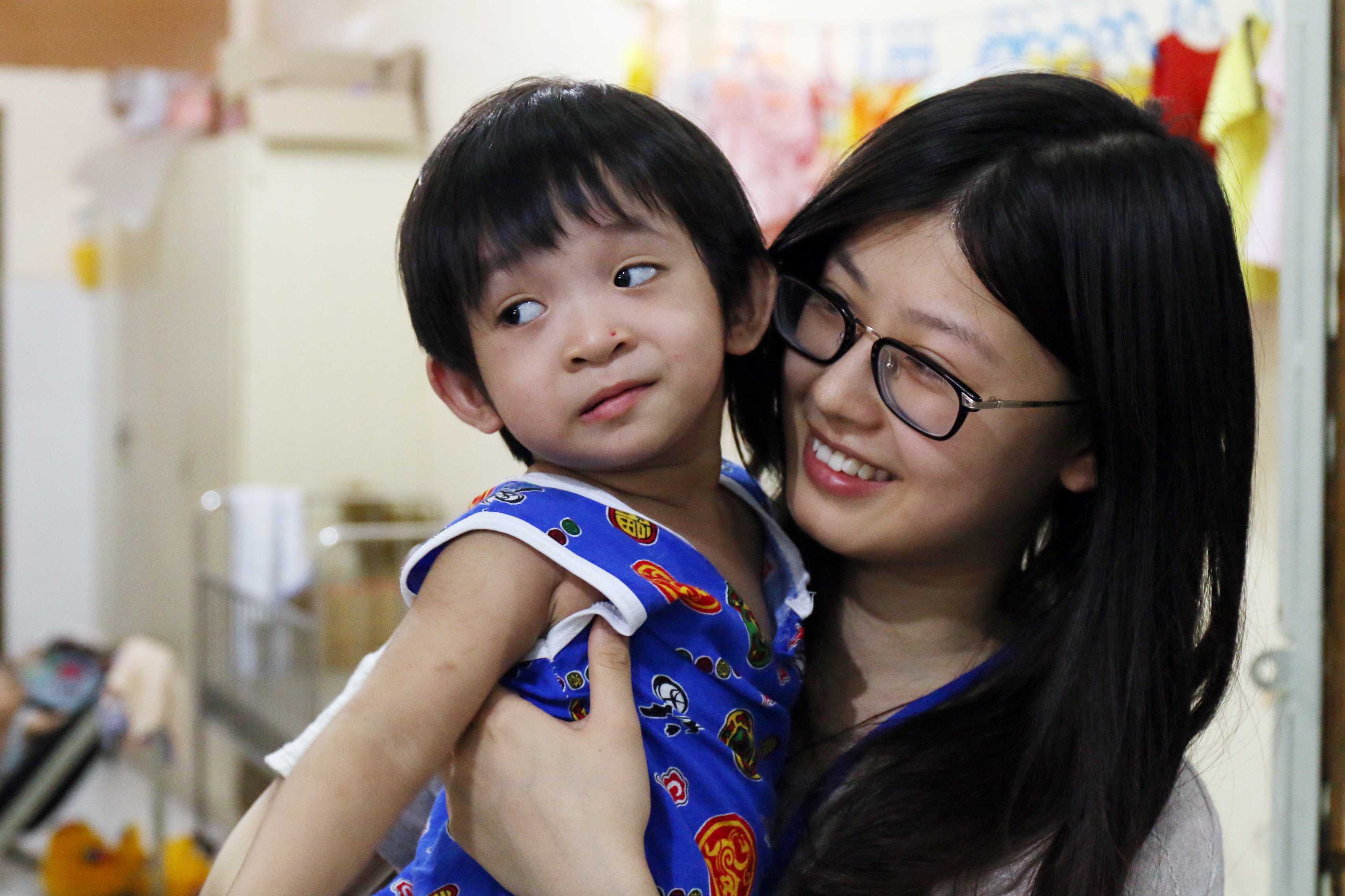 Tình nguyện viên người Trung Quốc thường xuyên đến phụ bảo mẫu để chăm sóc các em