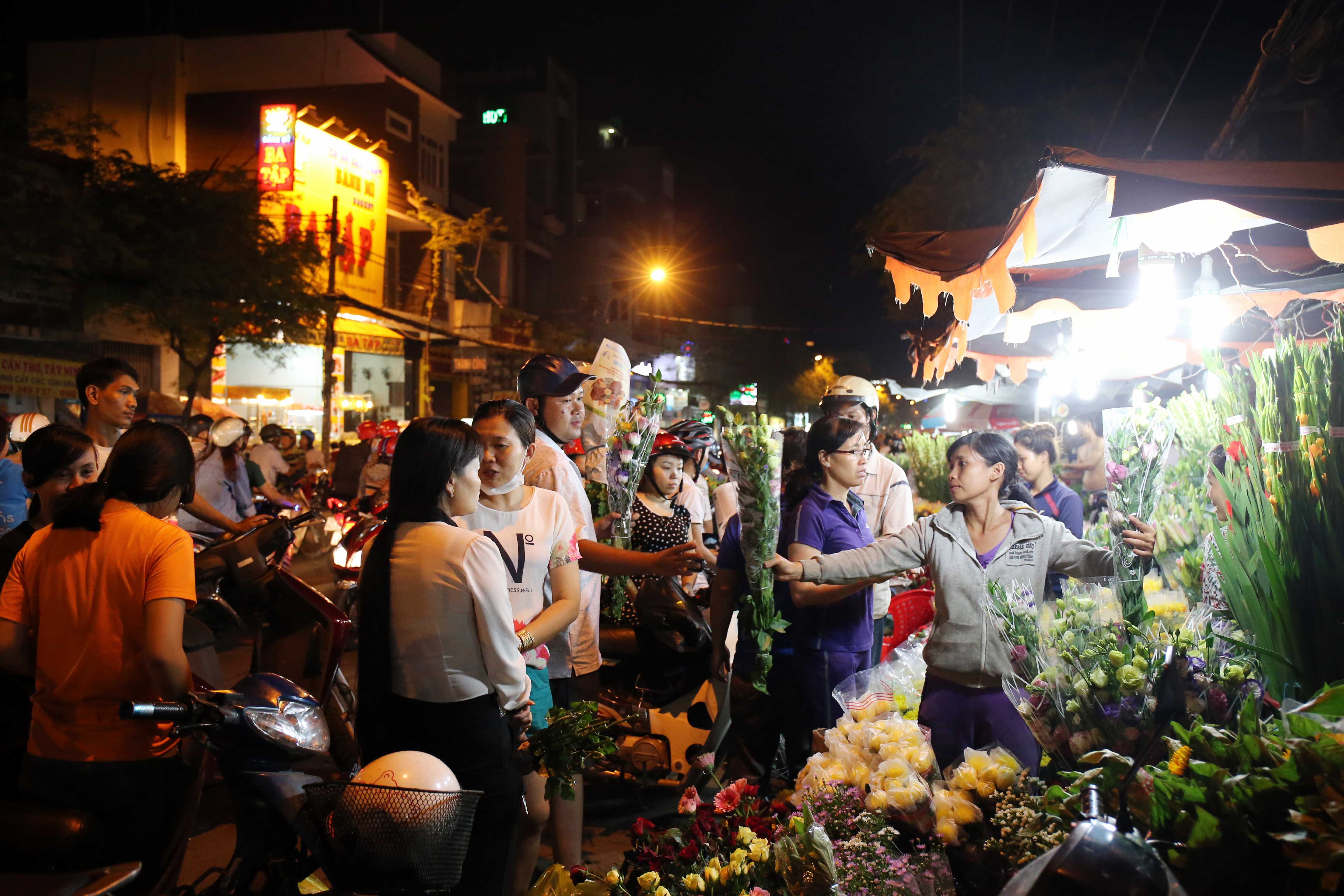 Tại chợ Võ Thành Trang, tấp nập người mua hoa về cúng tổ tiên. 