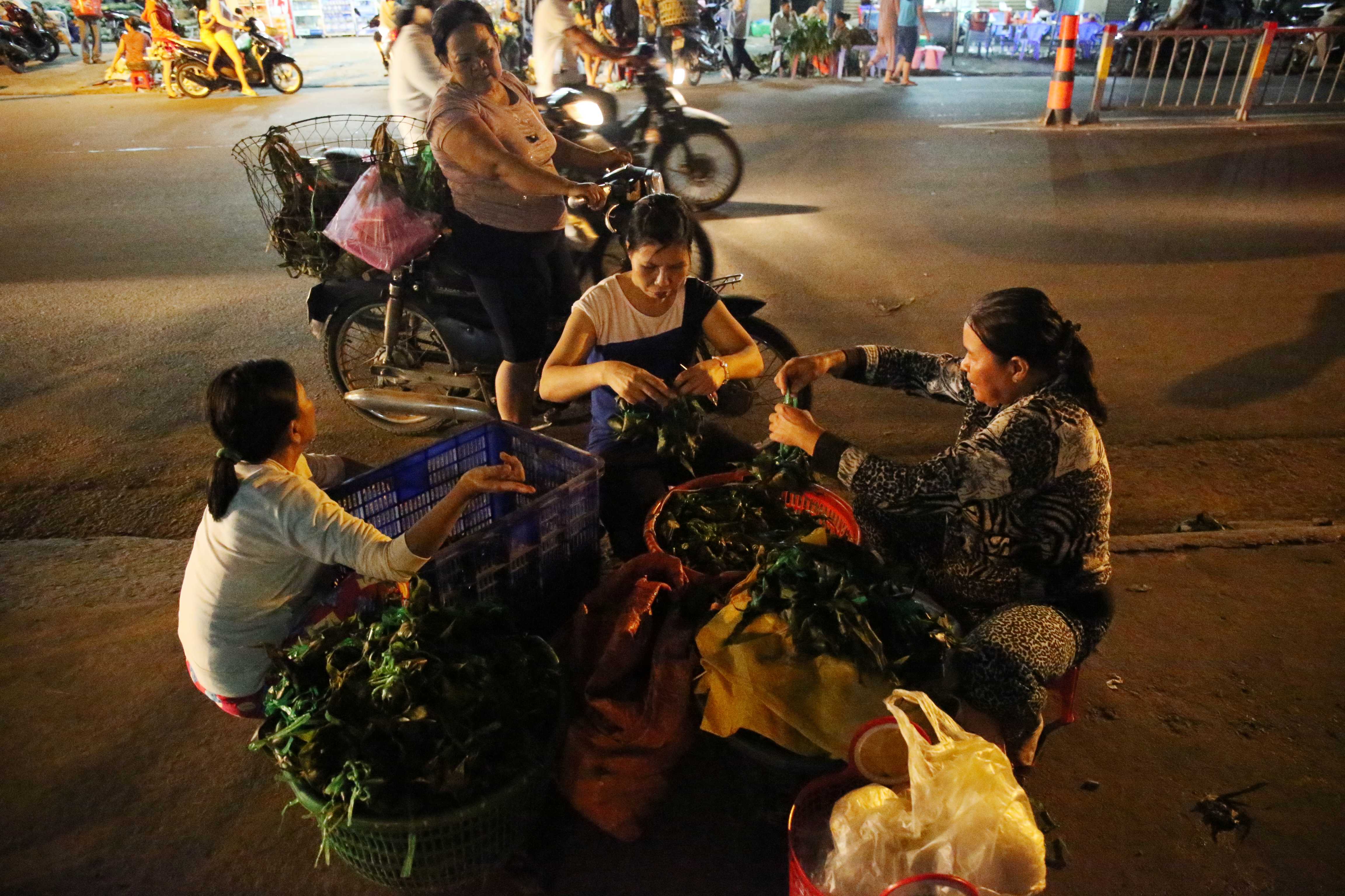 Vừa bỏ sỉ, nhiều tiểu thương cũng tràn ra đường để bán lẻ cho những hộ gia đình xung quanh