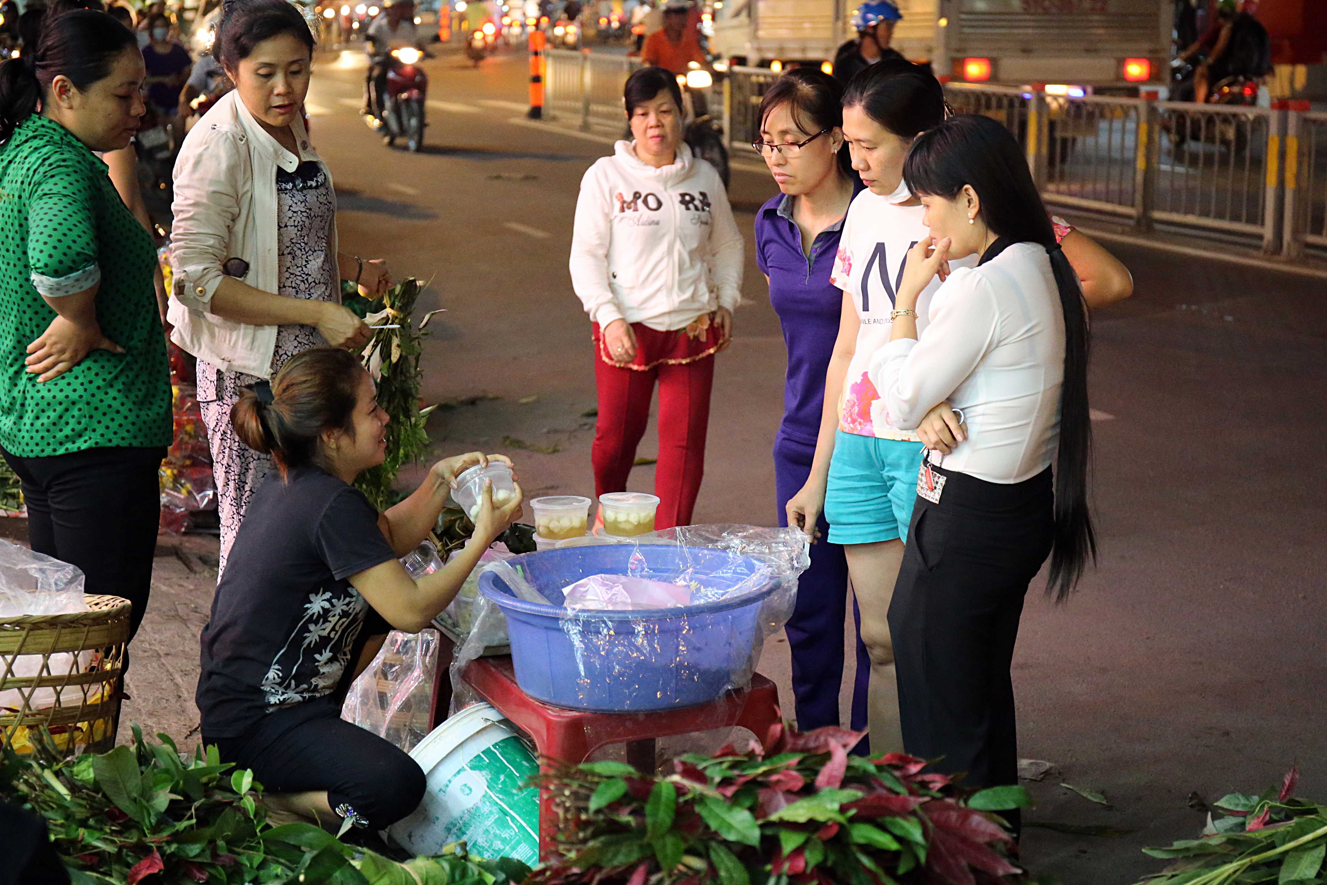 Vỉa hè đường Trường Chinh (quận Tân Bình) ai cũng hào hứng như mua sắm chuẩn bị cho Tết Nguyên đán