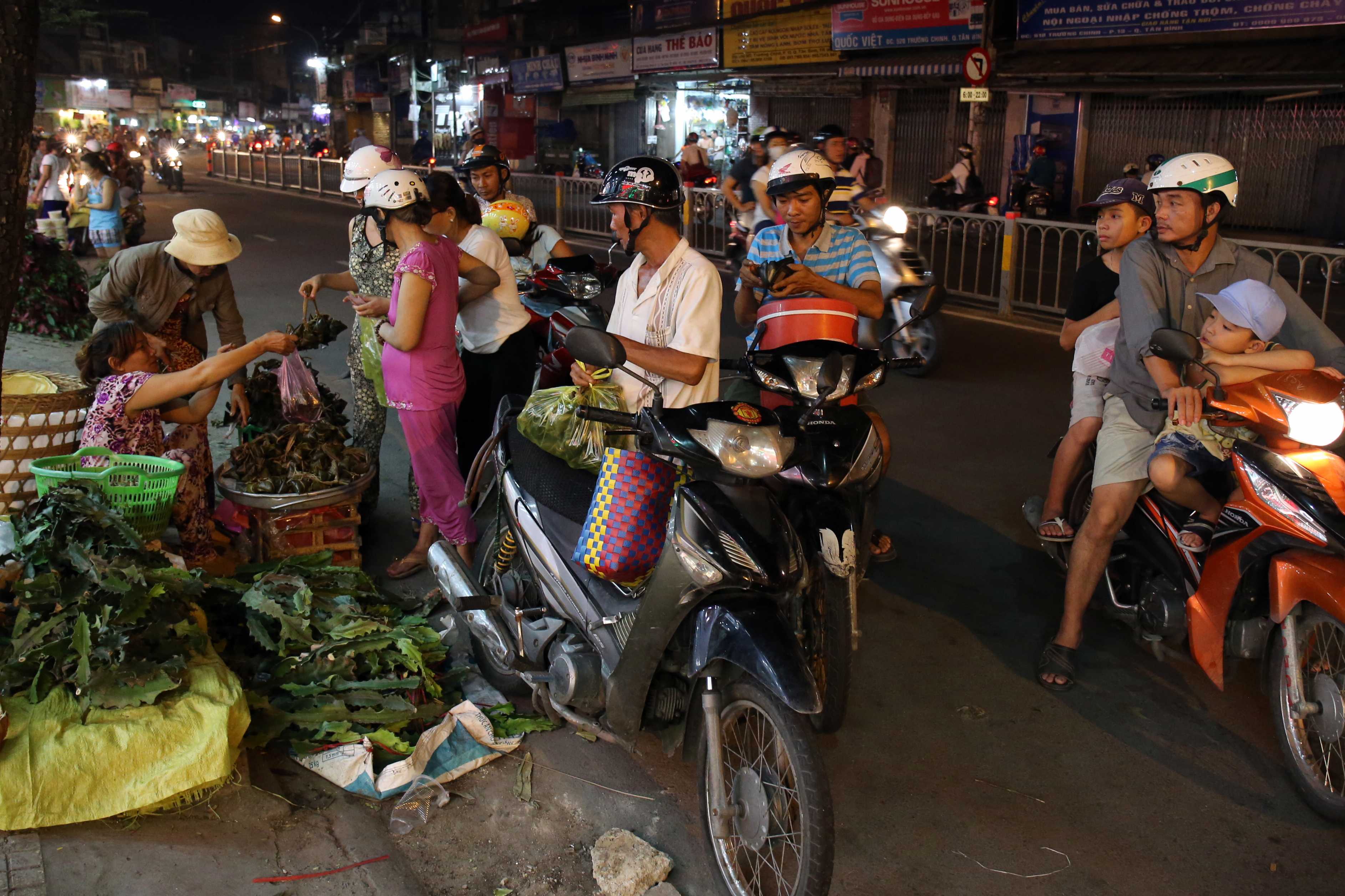 Bánh ú, lá xông, lá tắm được rất nhiều người mua về. Nhiều gia đình trong TP.HCM vẫn giữ phong tục tắm lá mùi trong ngày này để giải nhiệt