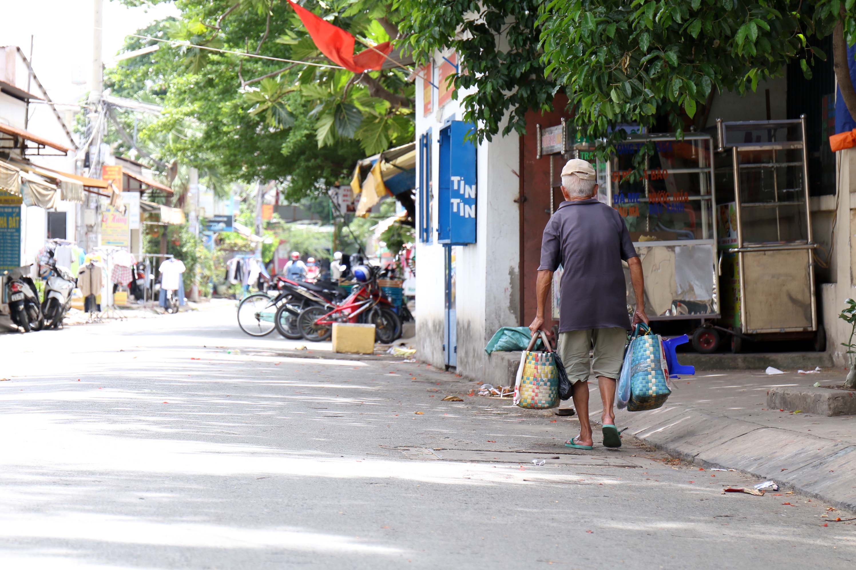 Dáng lưng còng cùng tiếng rao khàn đặc của cụ quen thuộc với nhiều người Sài Gòn