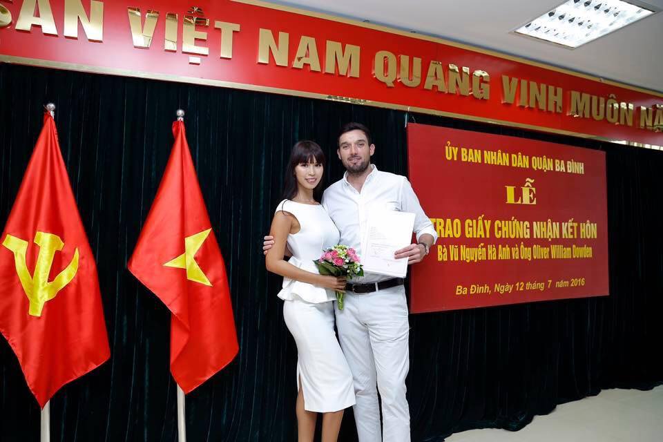 Nhiều người thắc mắc có phải do Hà Anh nổi tiếng nên buổi lễ mới trang trọng như thế này? Nhưng thực ra không phải, đây là quy định trong Luật hộ tịch 2014 có hiệu lực từ 1.1.2016