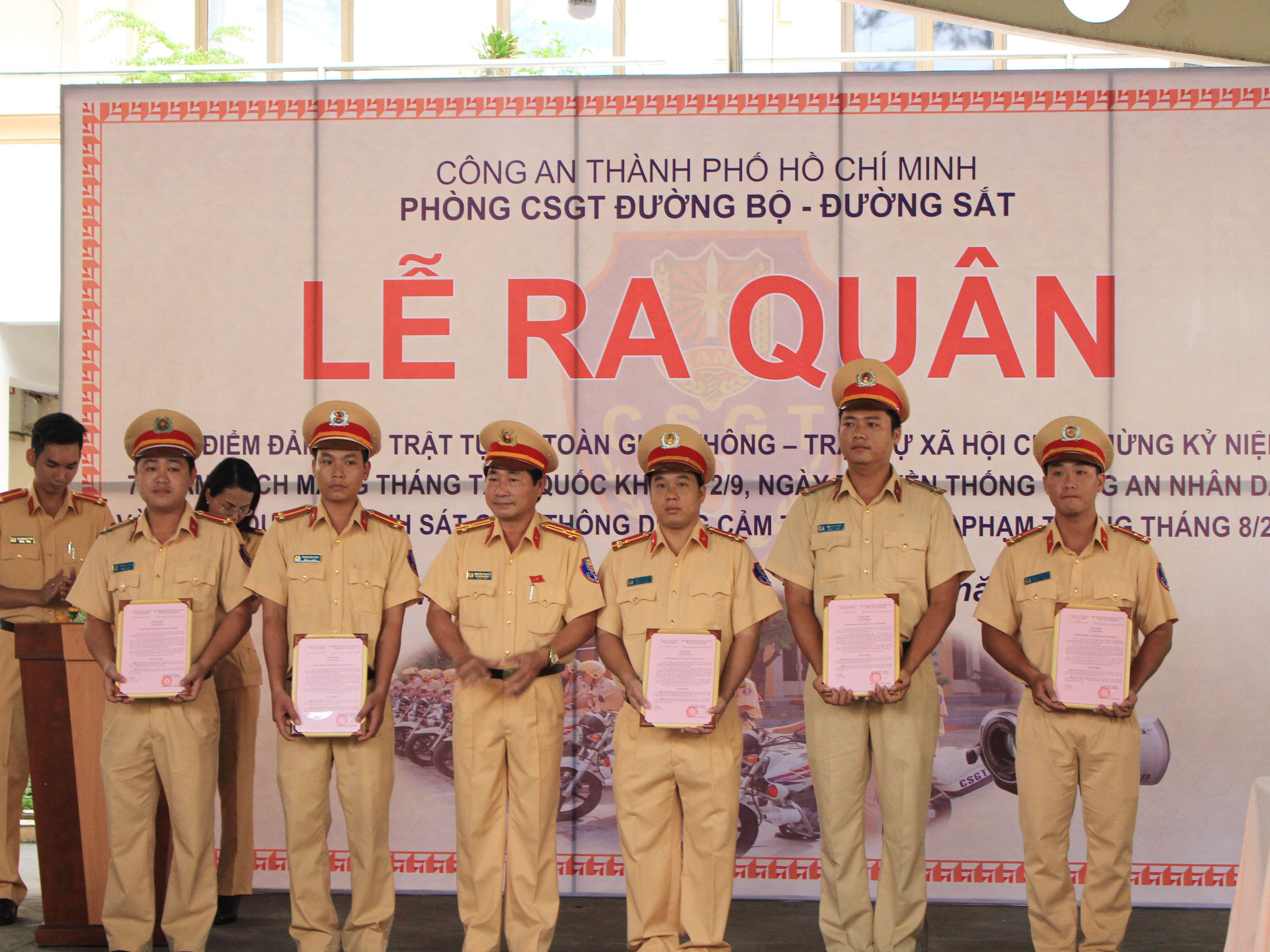 Lãnh đạo phòng CSGT TP khen thưởng những chiến sĩ CSGT dũng cảm bắt cướp