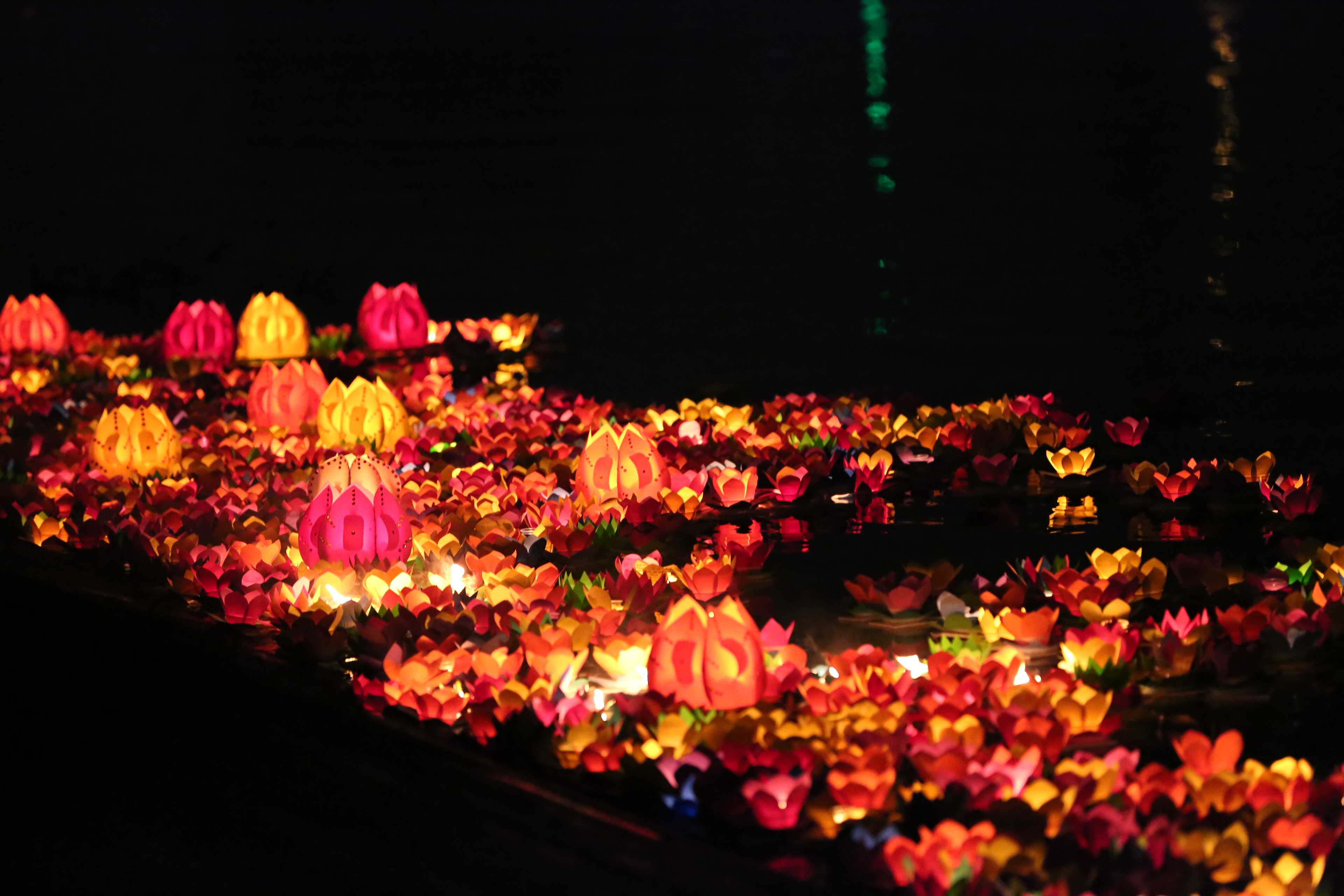 Những ngọn đèn màu sắc sáng rực cả một khu vực sông Sài Gòn