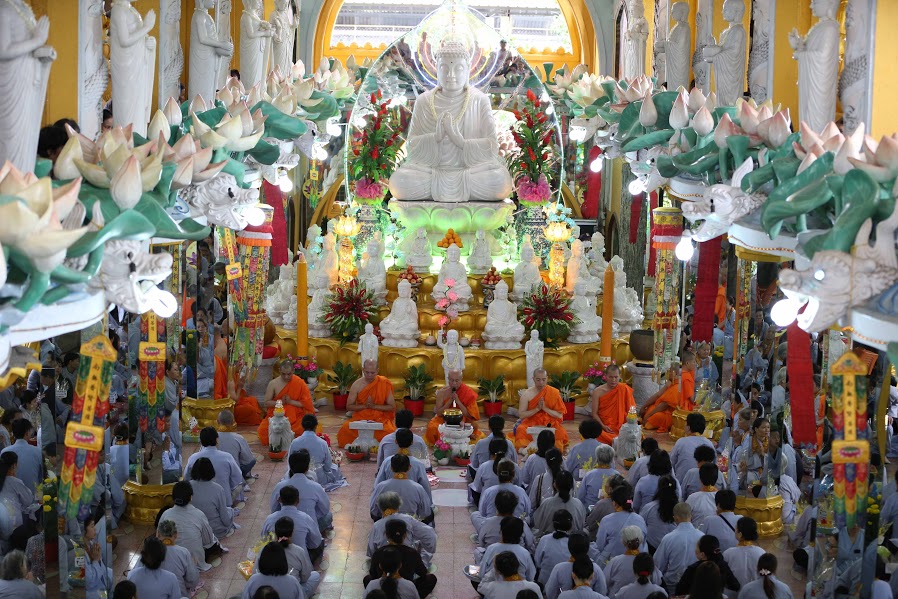 Phật tử đền chùa nghe giảng đạo làm con, công ơn dưỡng dục của cha mẹ trong buổi sáng ngày lễ Vu lan